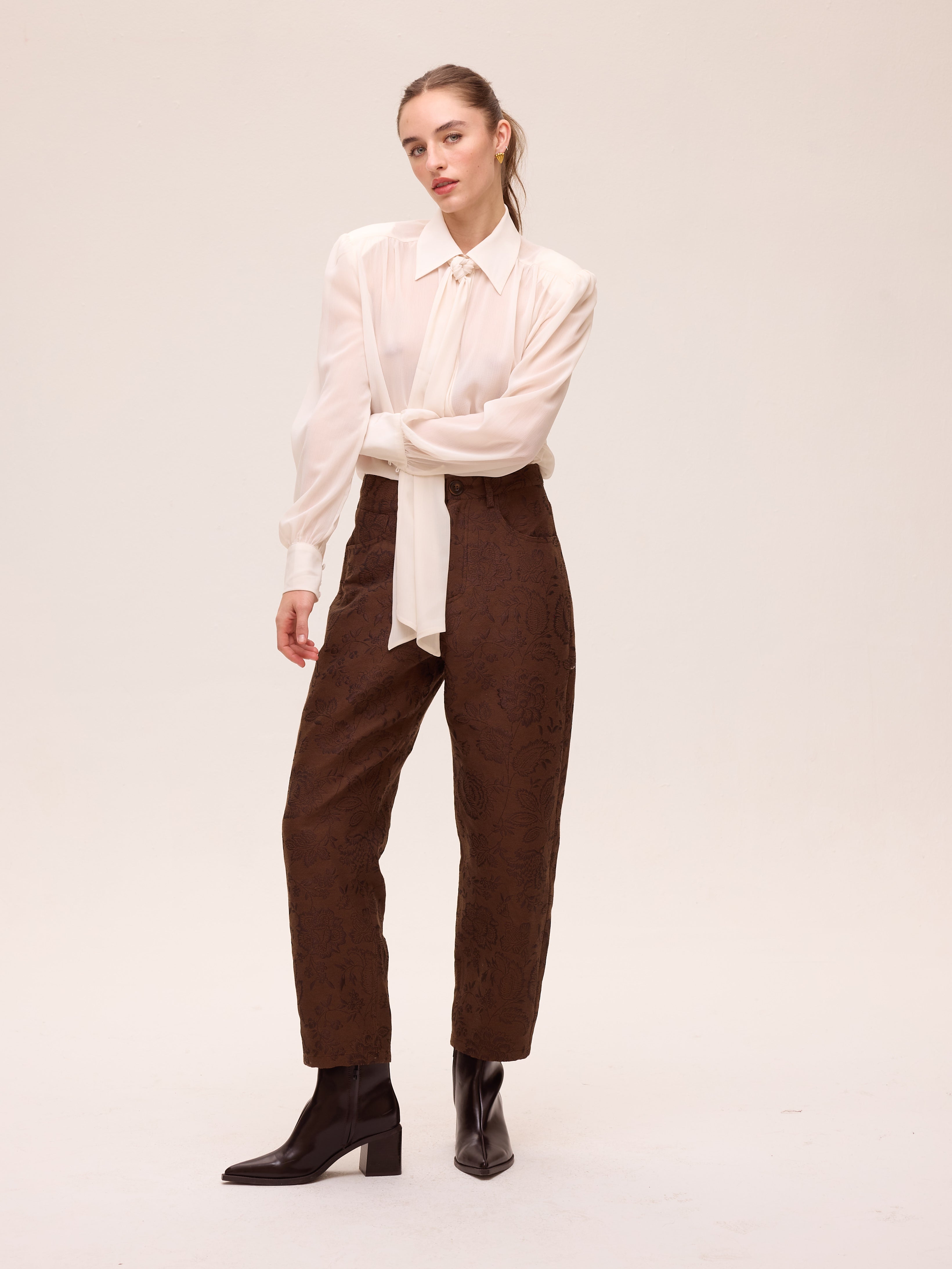 GLOOM BROWN - Pantalón barrel damasco bordado flores