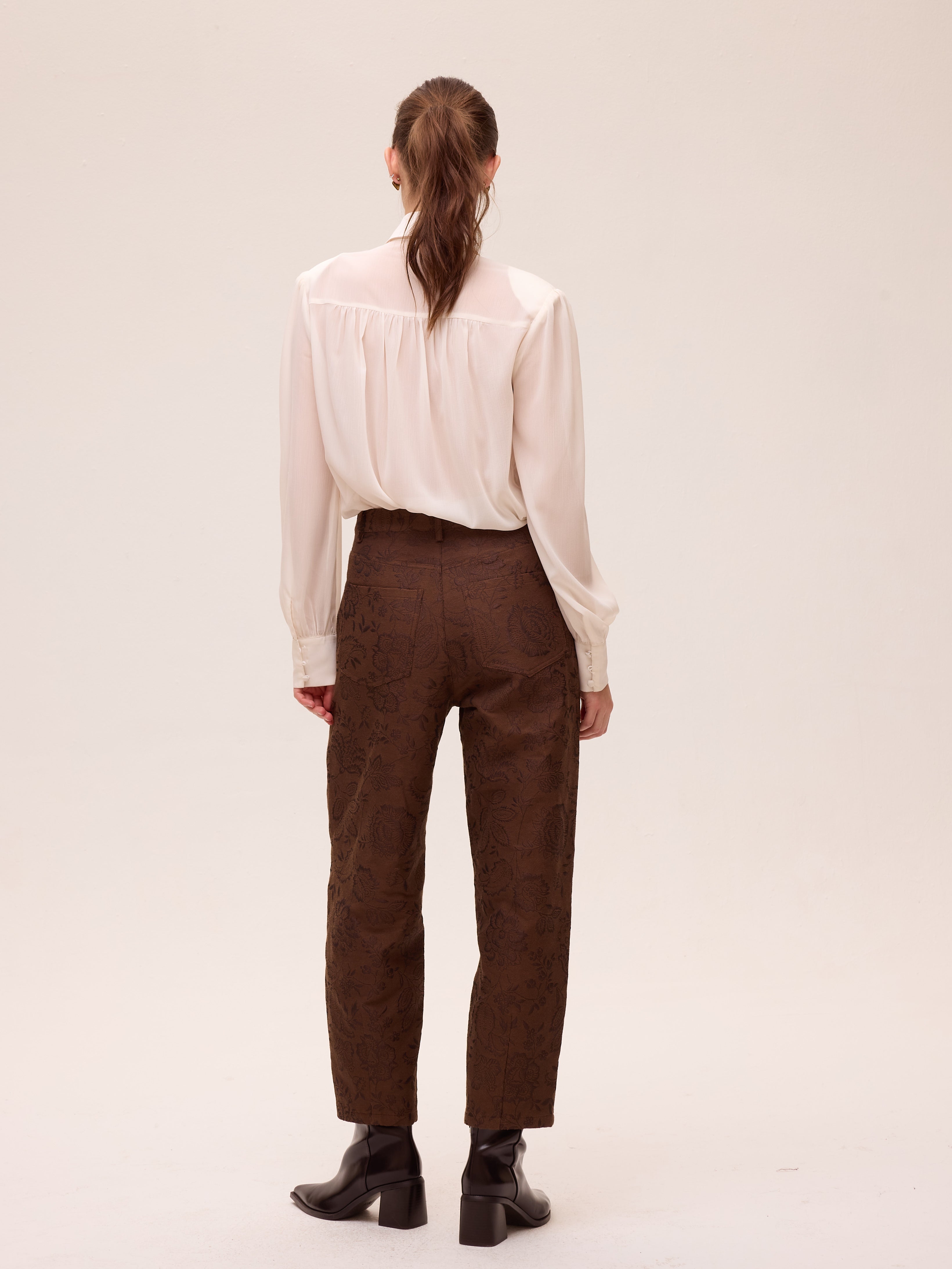 GLOOM BROWN - Pantalón barrel damasco bordado flores