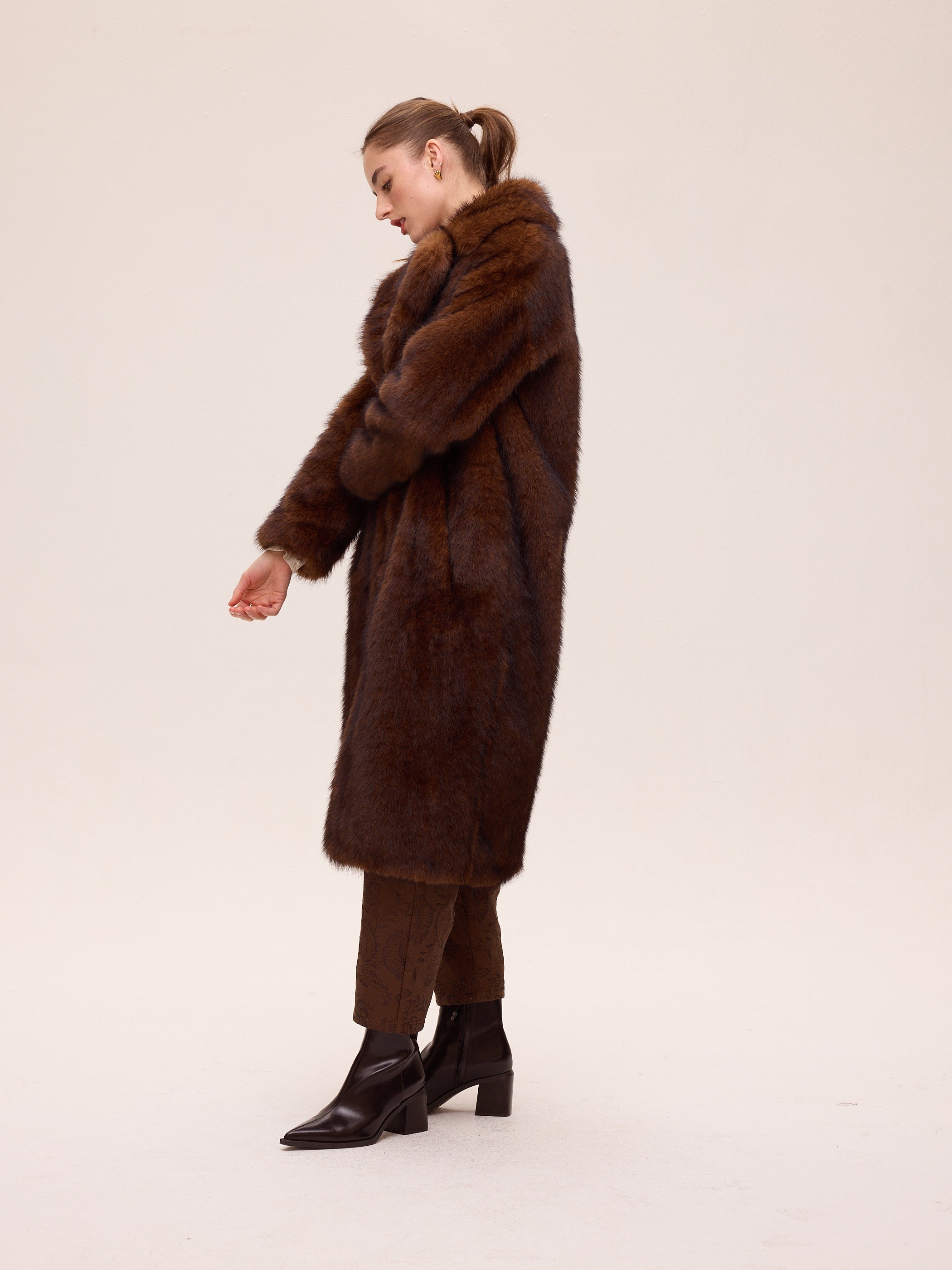 GLOBE BROWN - Abrigo faux fur - Marrón