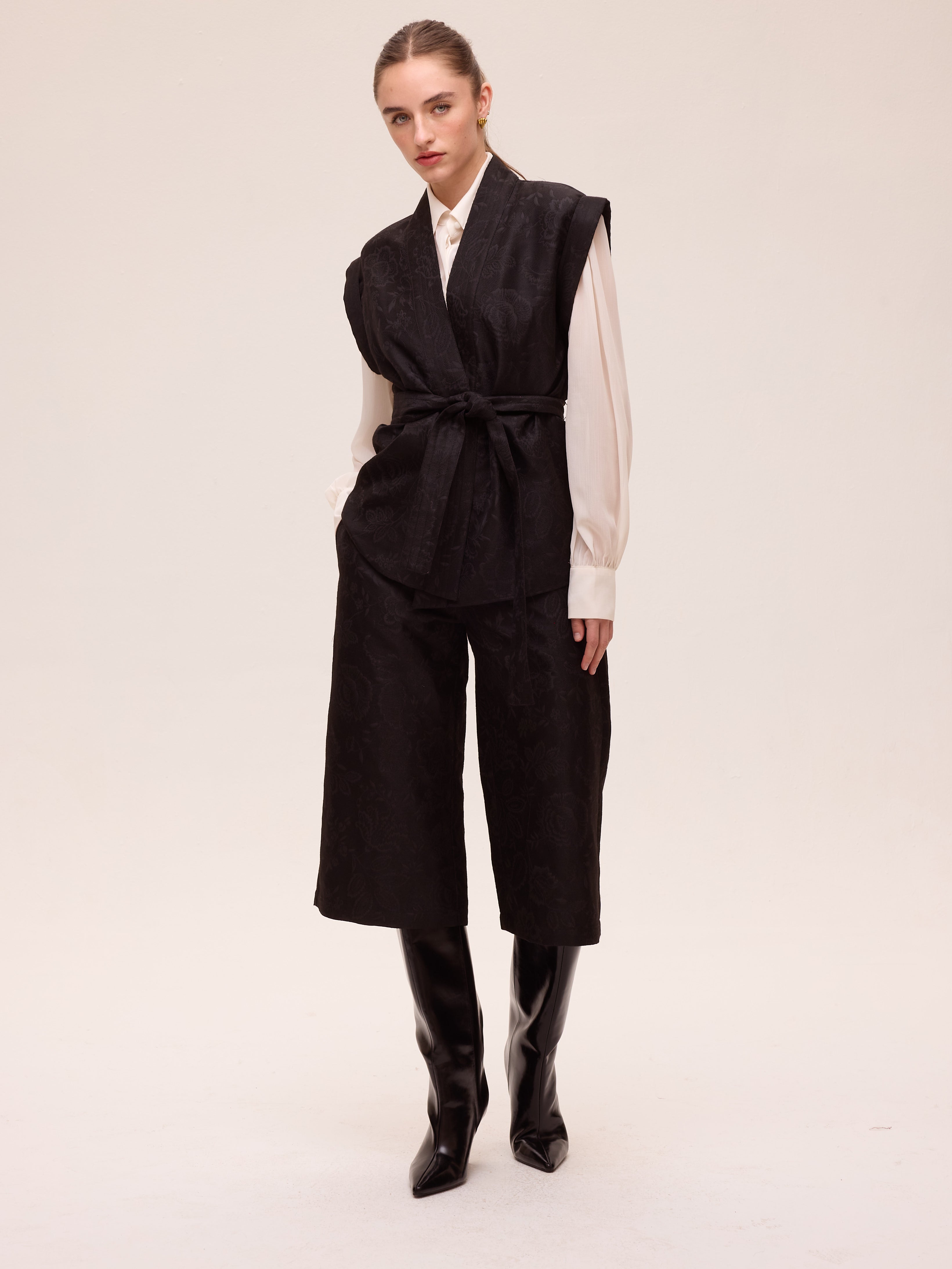 OAK BLACK PANT - Bermuda damasco bordado  flores