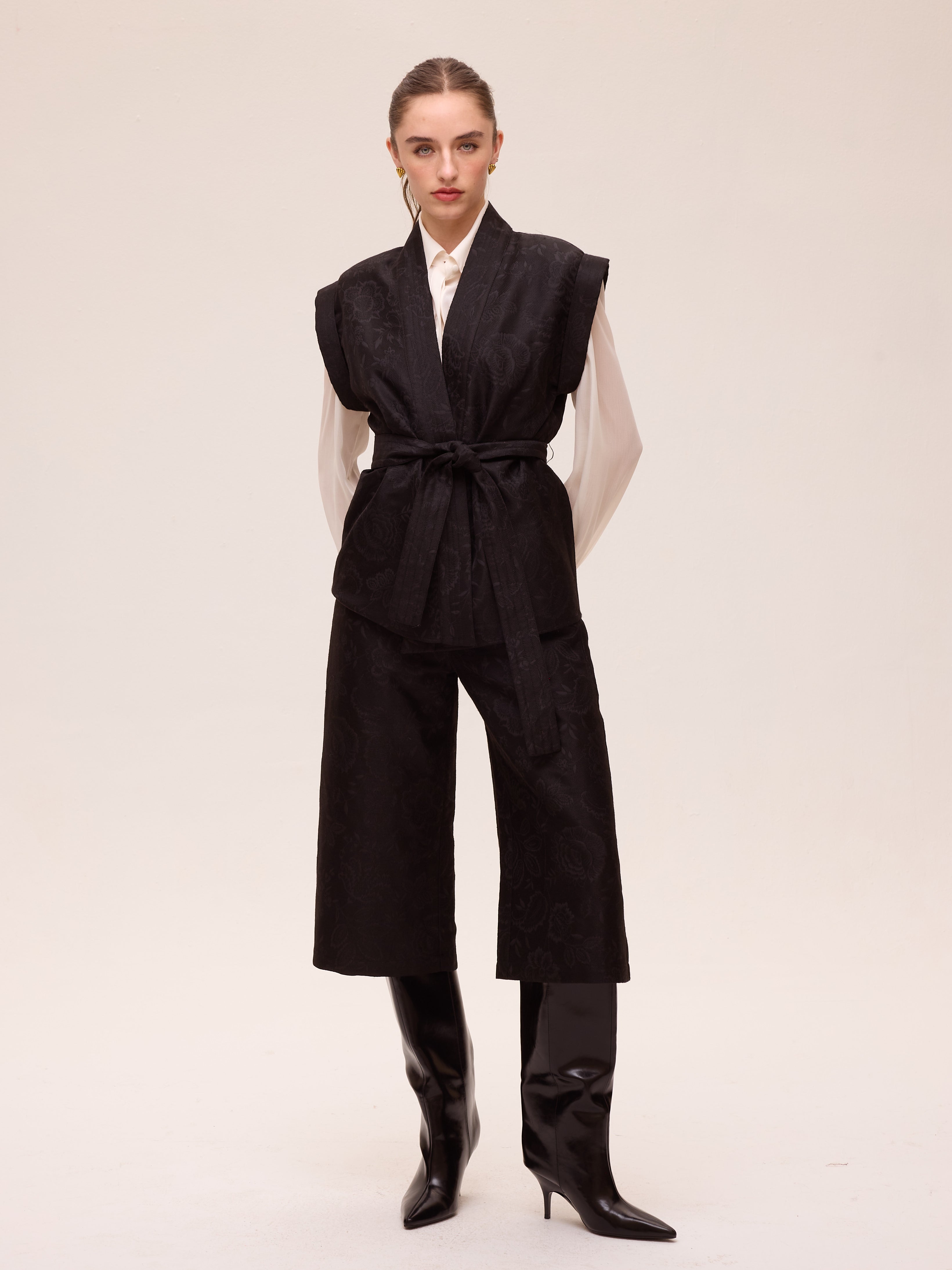 OAK BLACK VEST - Chaleco damasco bordado flores negro