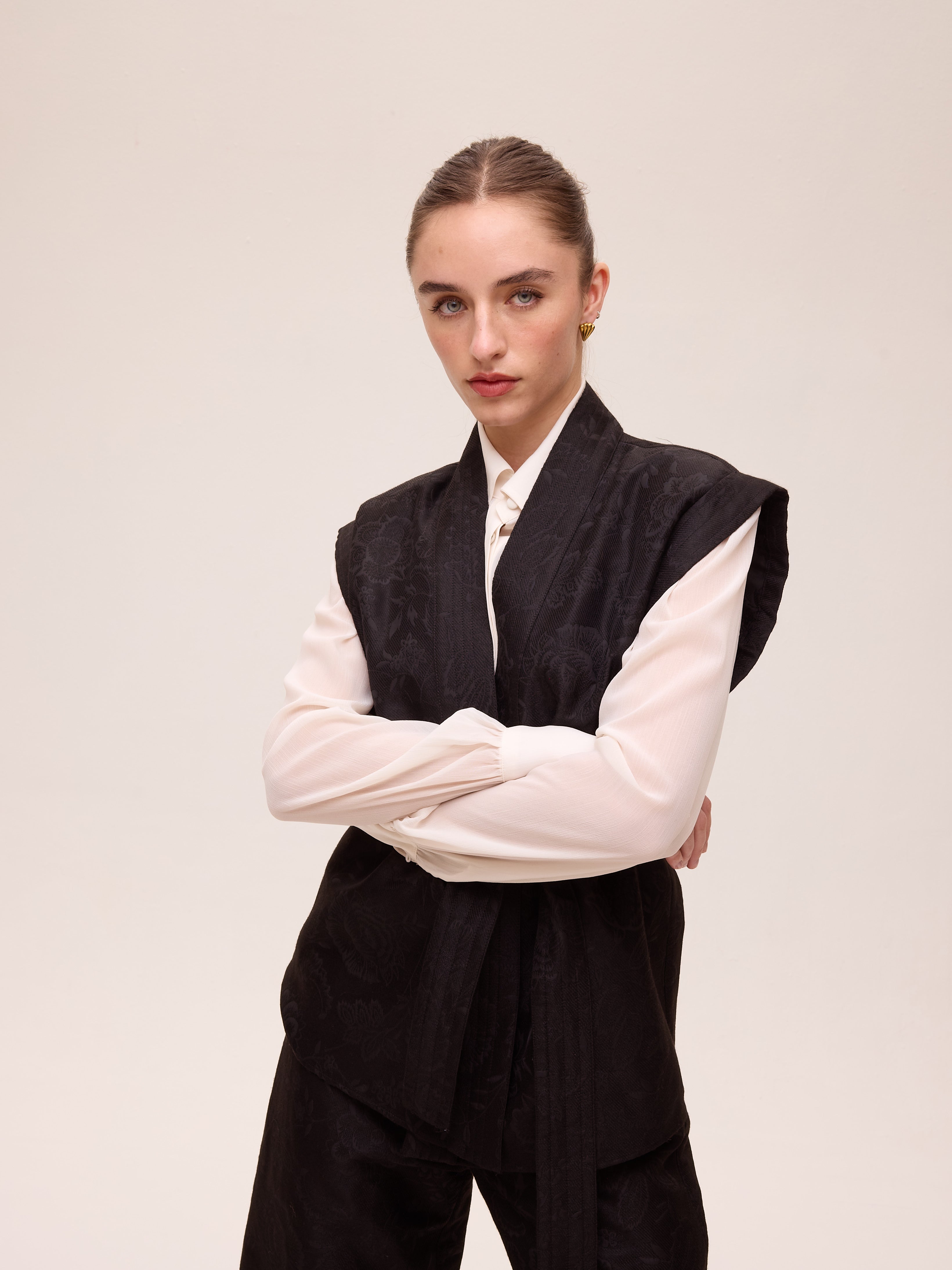 OAK BLACK VEST - Chaleco damasco bordado flores negro