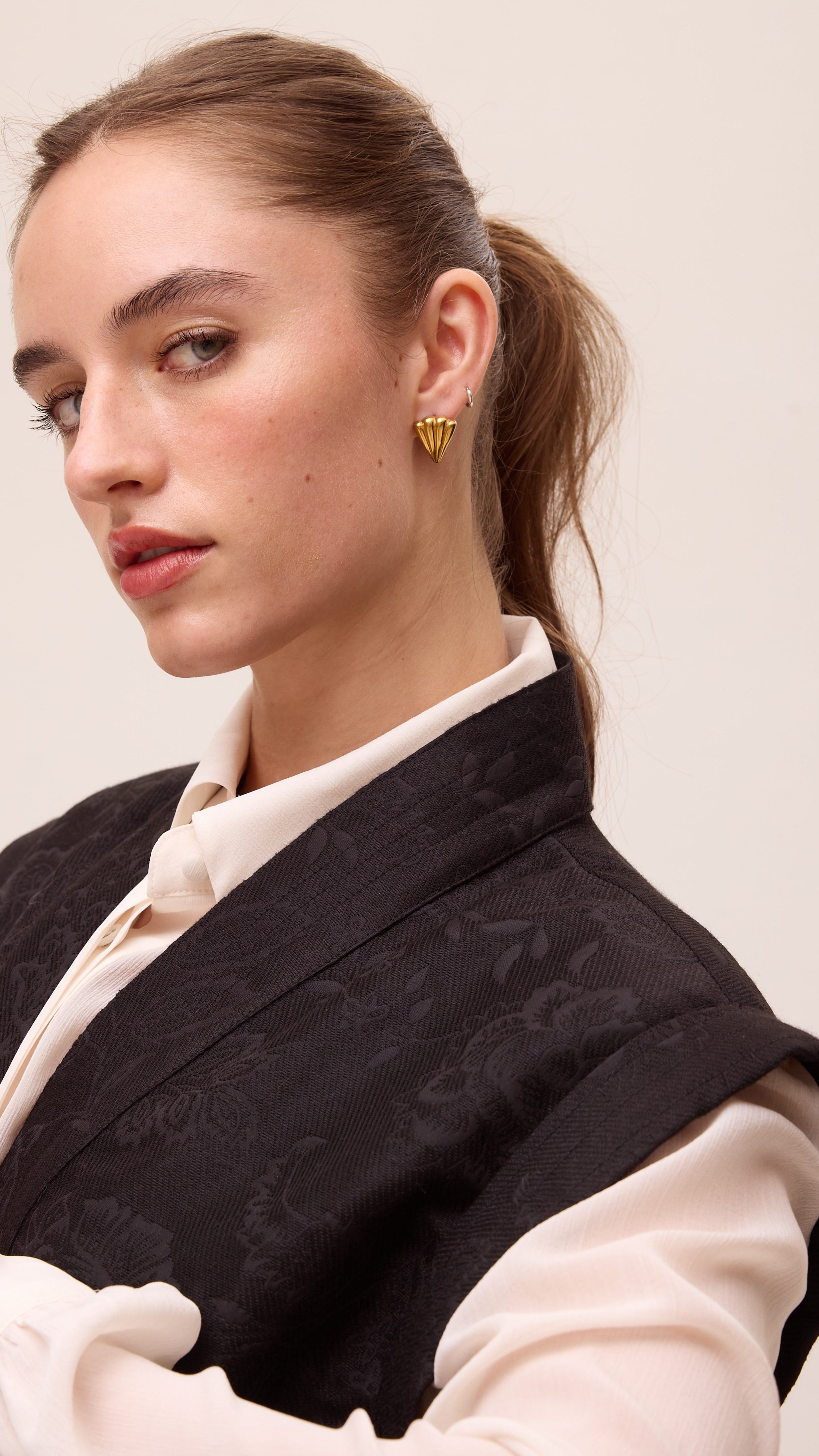 OAK BLACK VEST - Chaleco damasco bordado flores negro