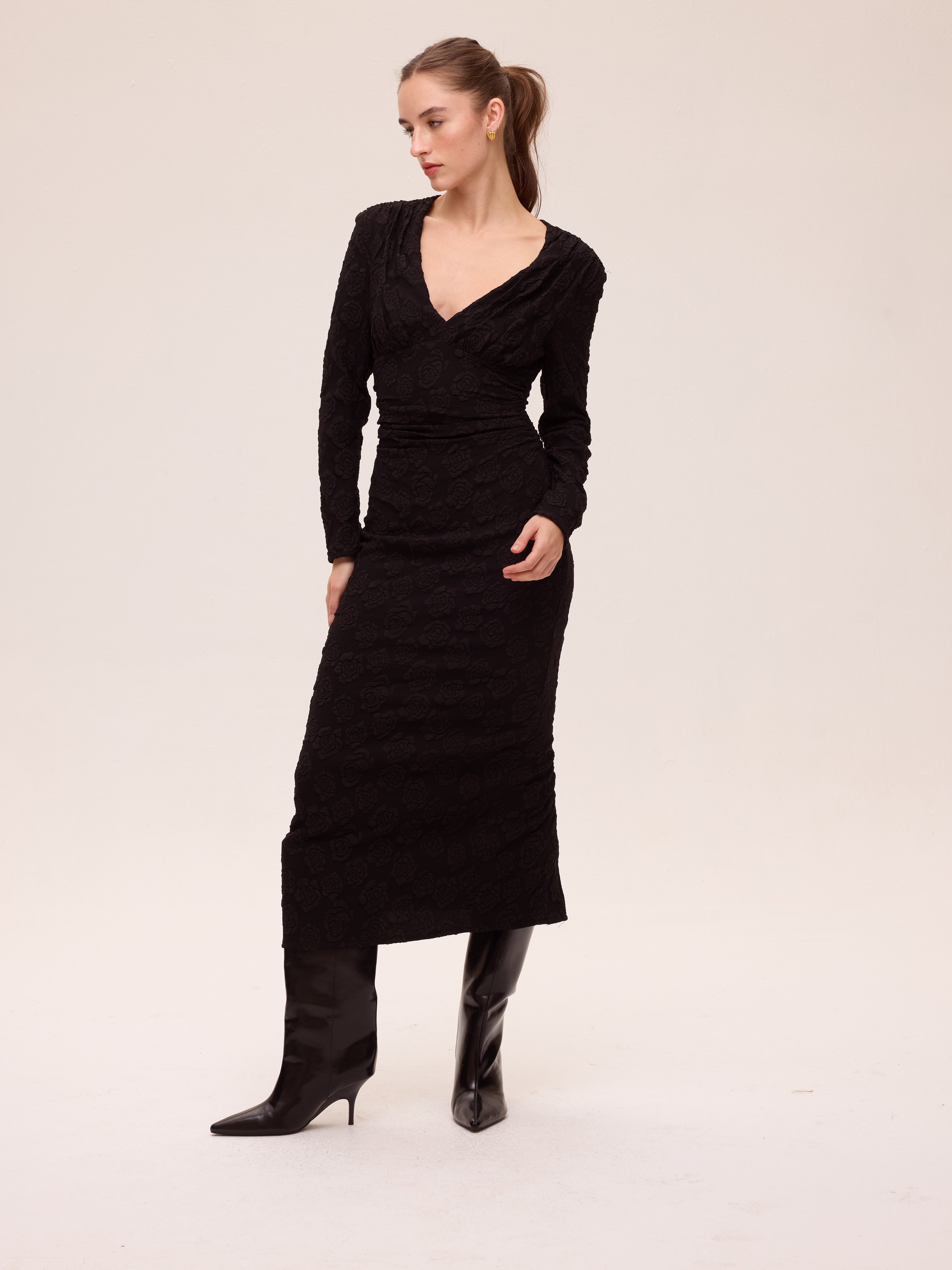 FROST BLACK - Vestido damasco rosas negro