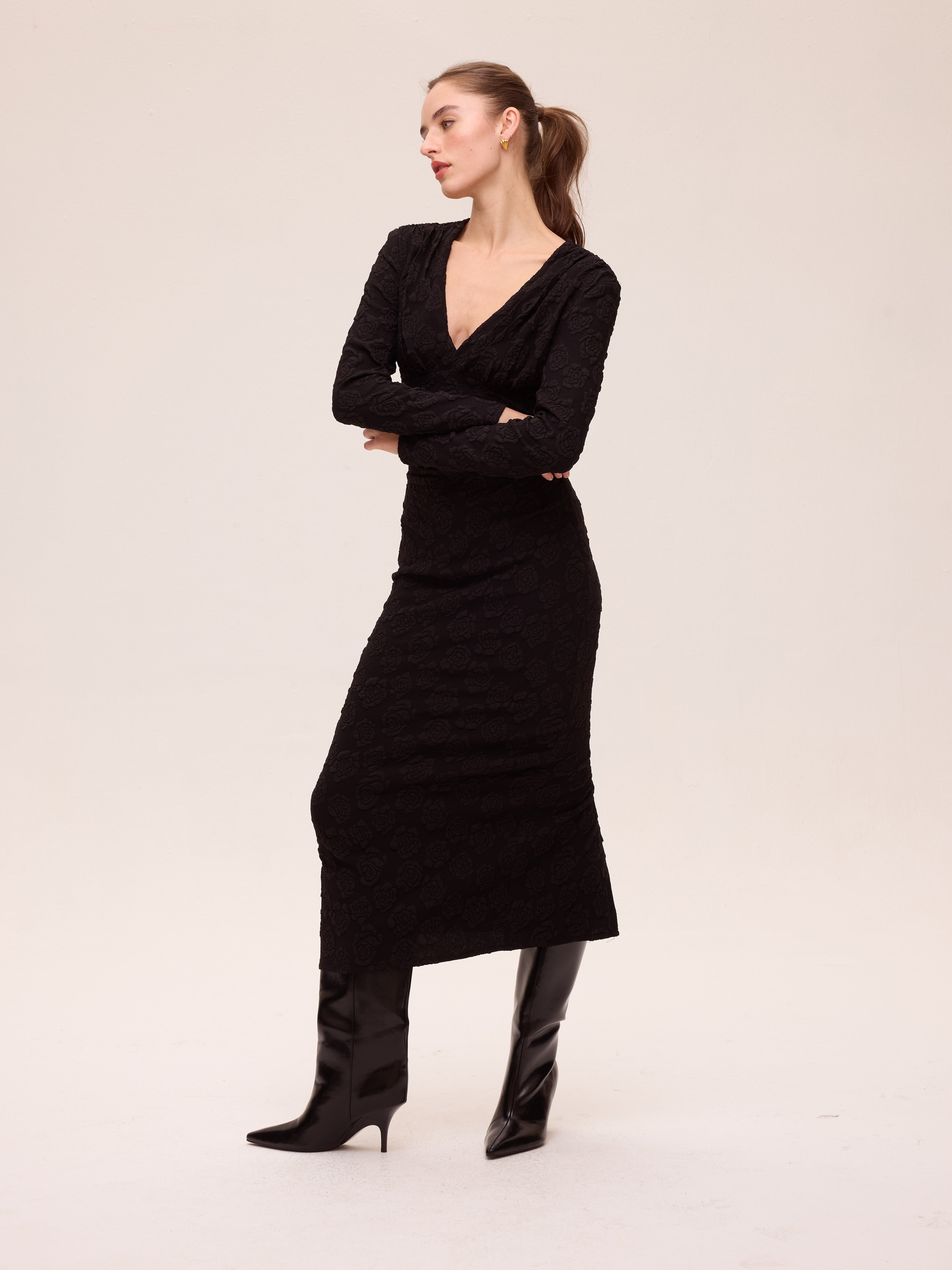 FROST BLACK - Vestido damasco rosas negro