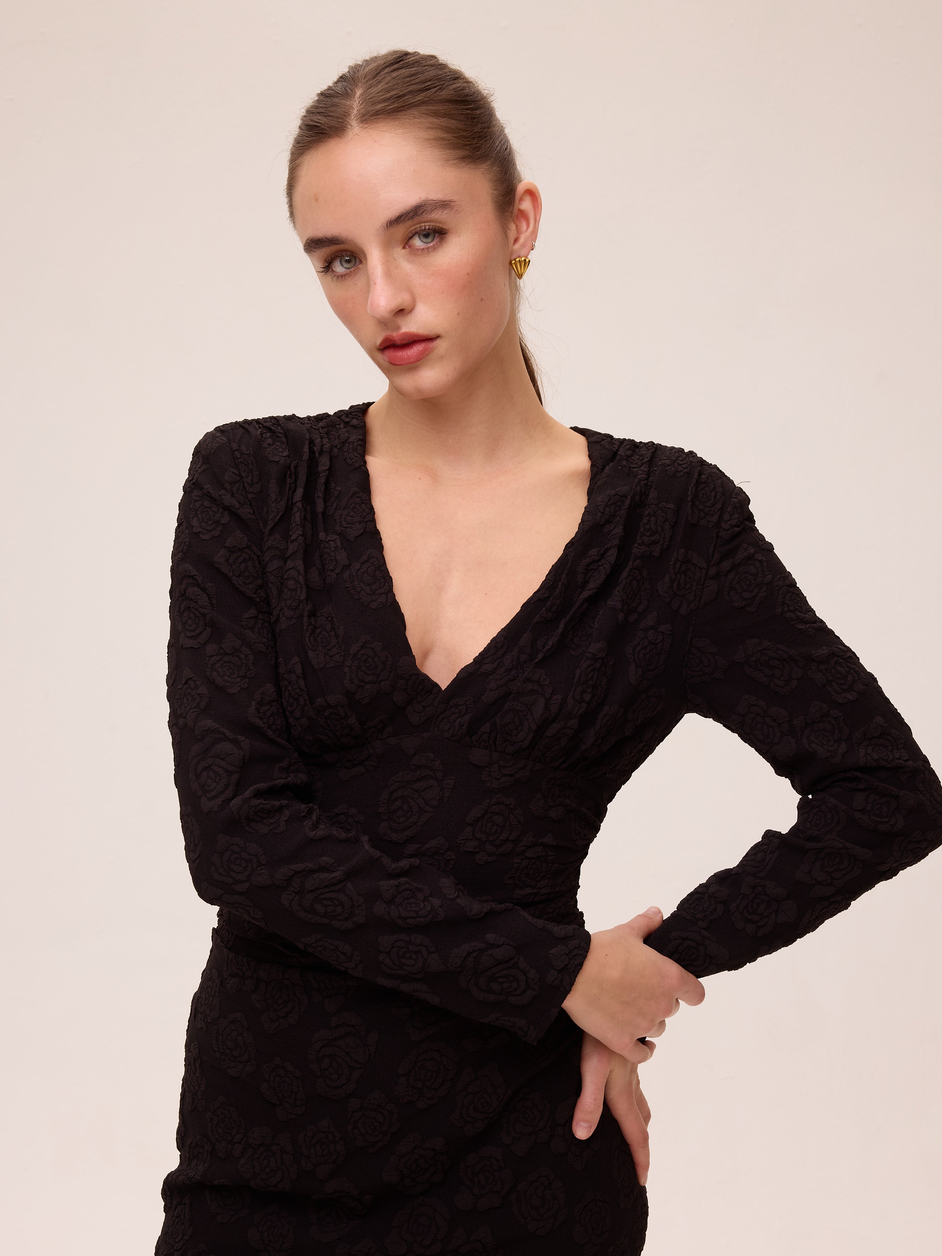 FROST BLACK - Vestido damasco rosas negro