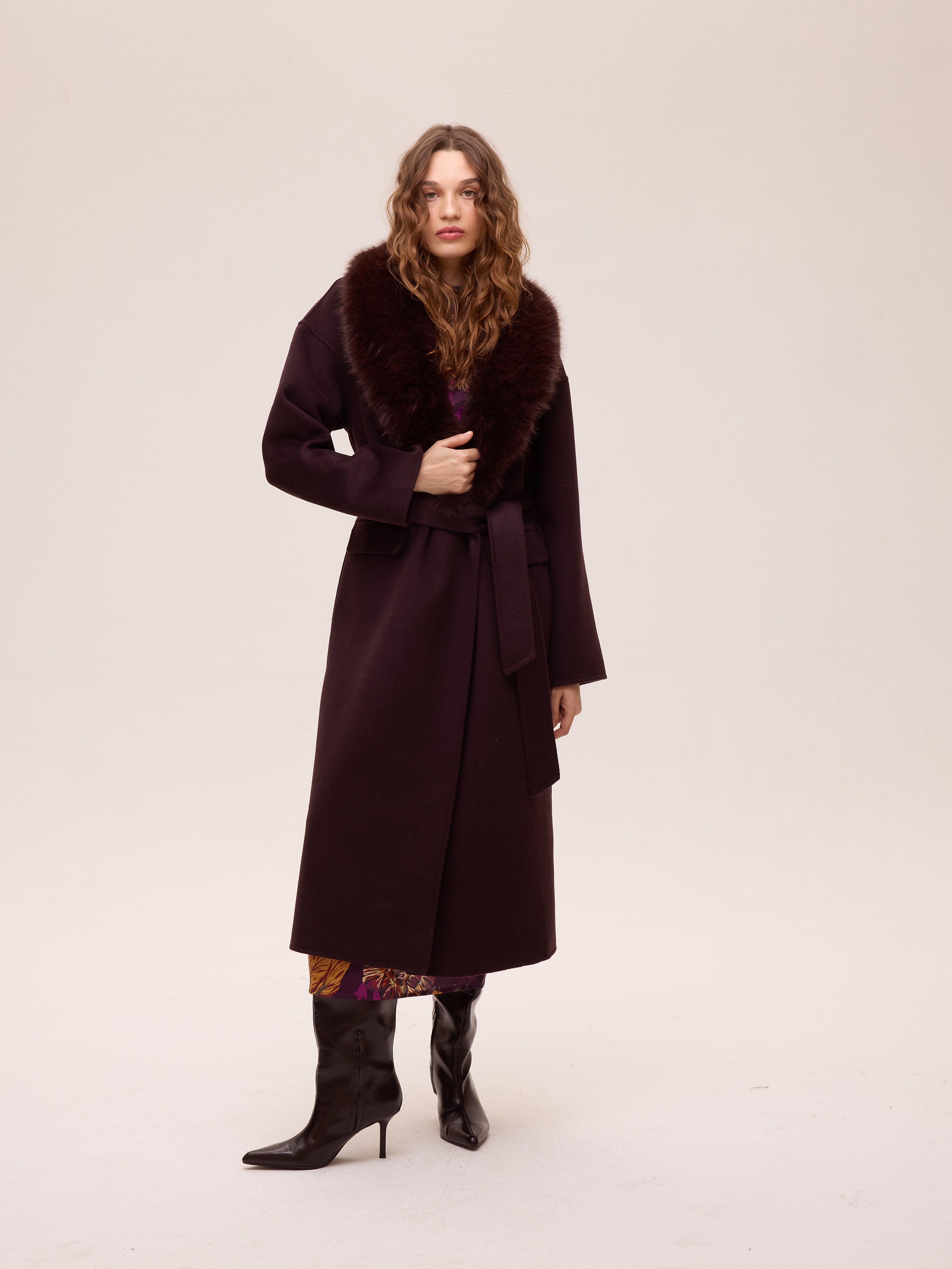 TUBE GRANA - Abrigo largo de lana granate con cuello faux fur