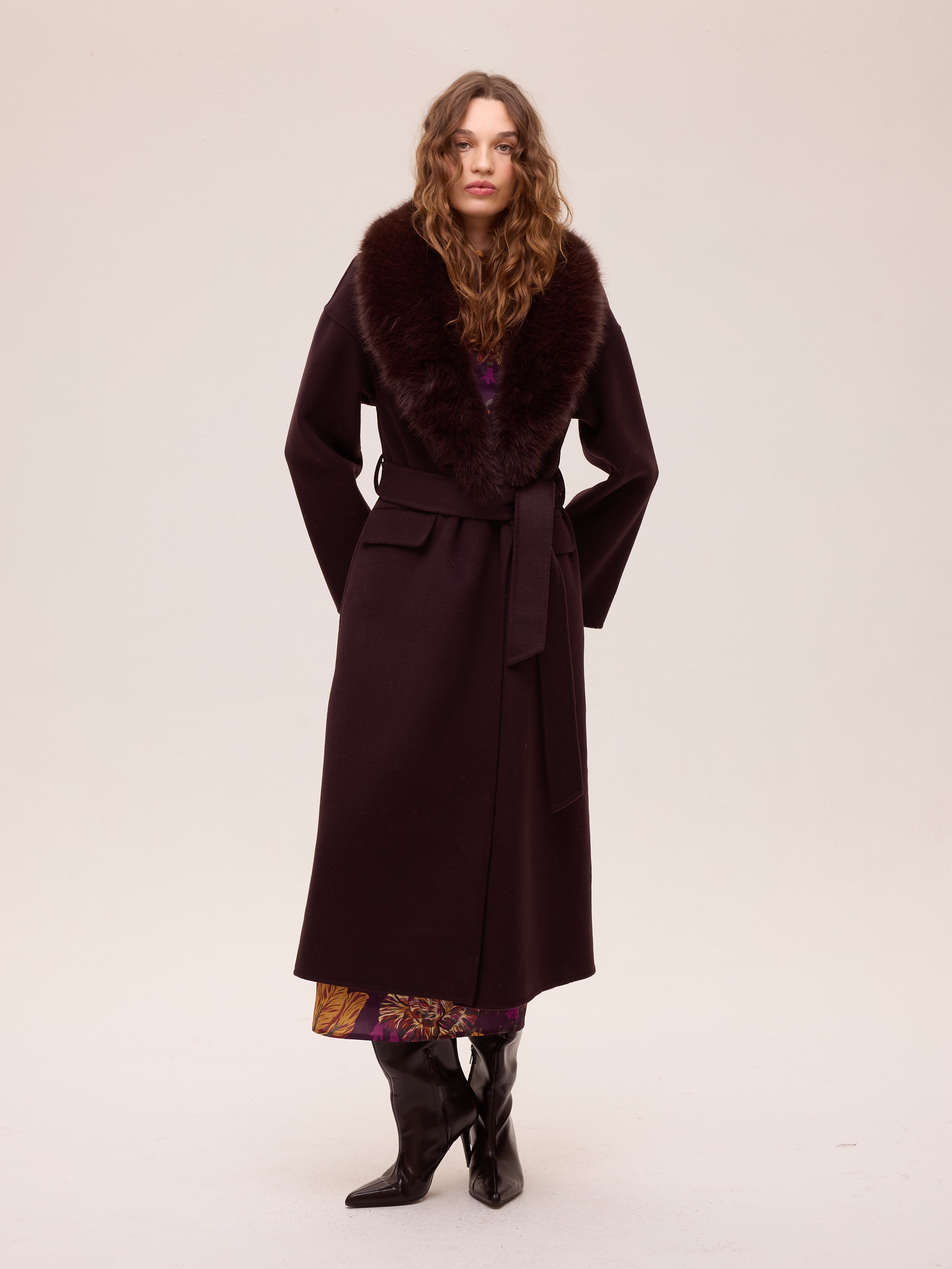 TUBE GRANA - Abrigo largo de lana granate con cuello faux fur