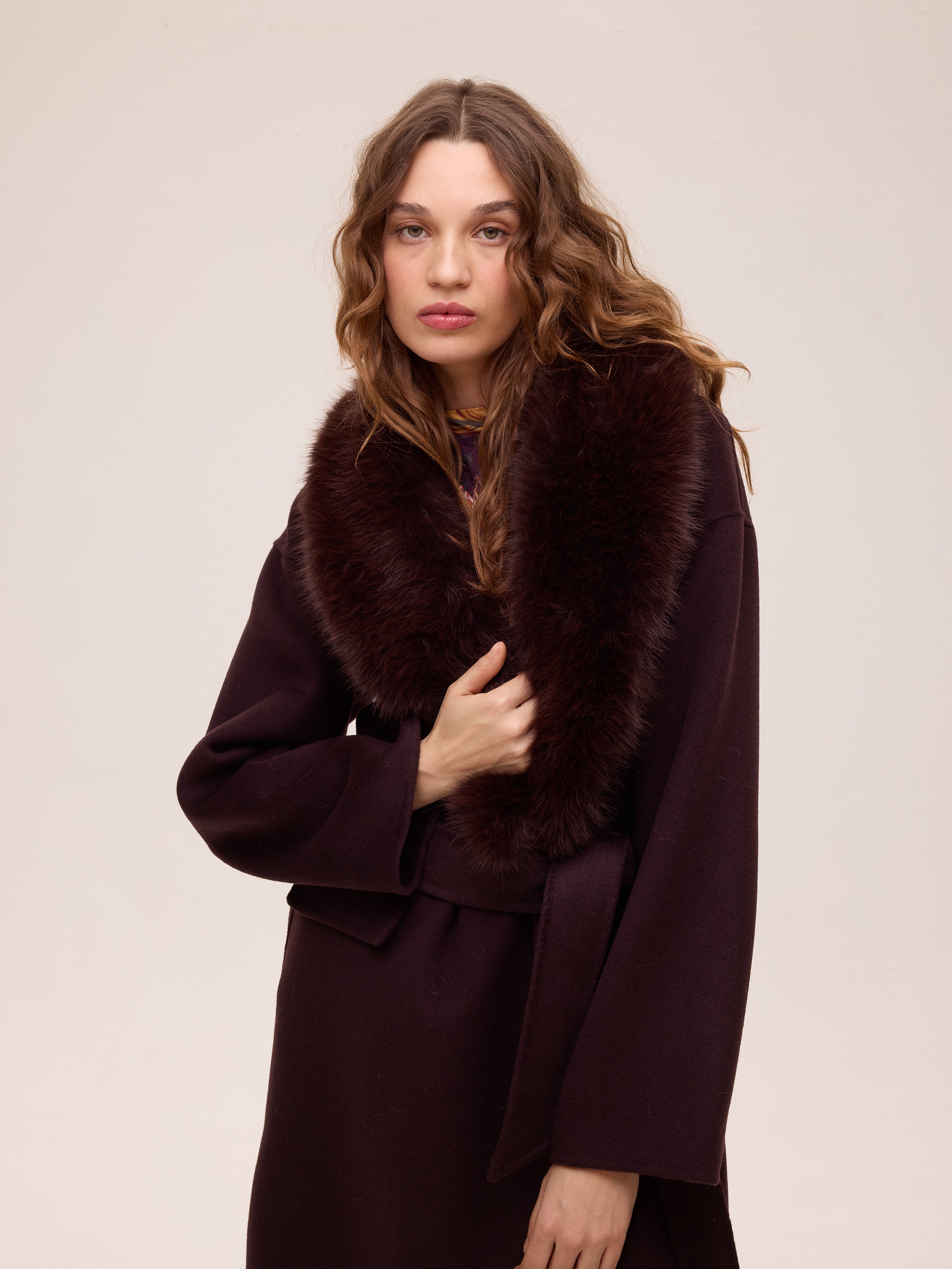 TUBE GRANA - Abrigo largo de lana granate con cuello faux fur