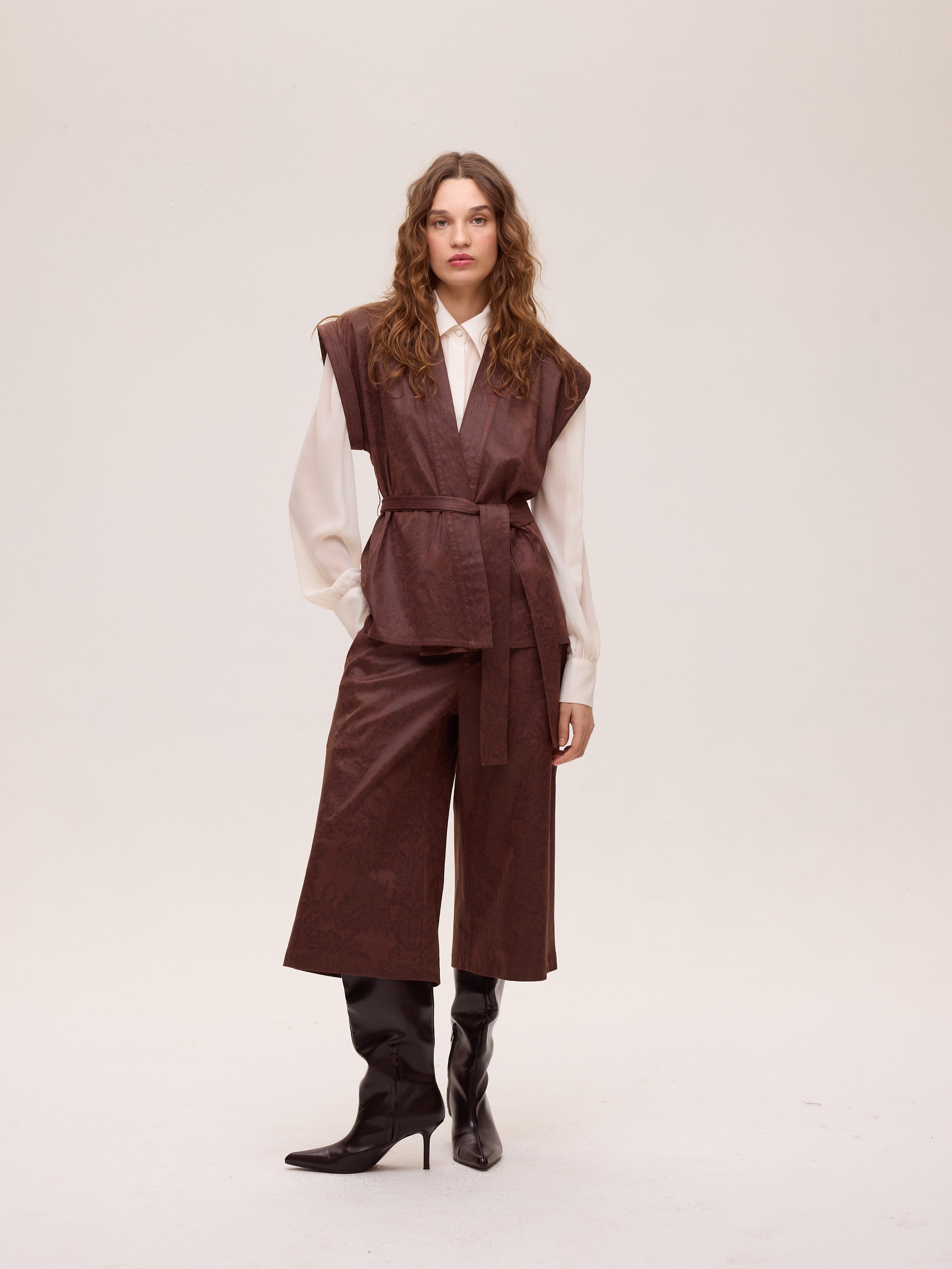 OAK BROWN VEST - Chaleco ecopiel estampado flores marrón