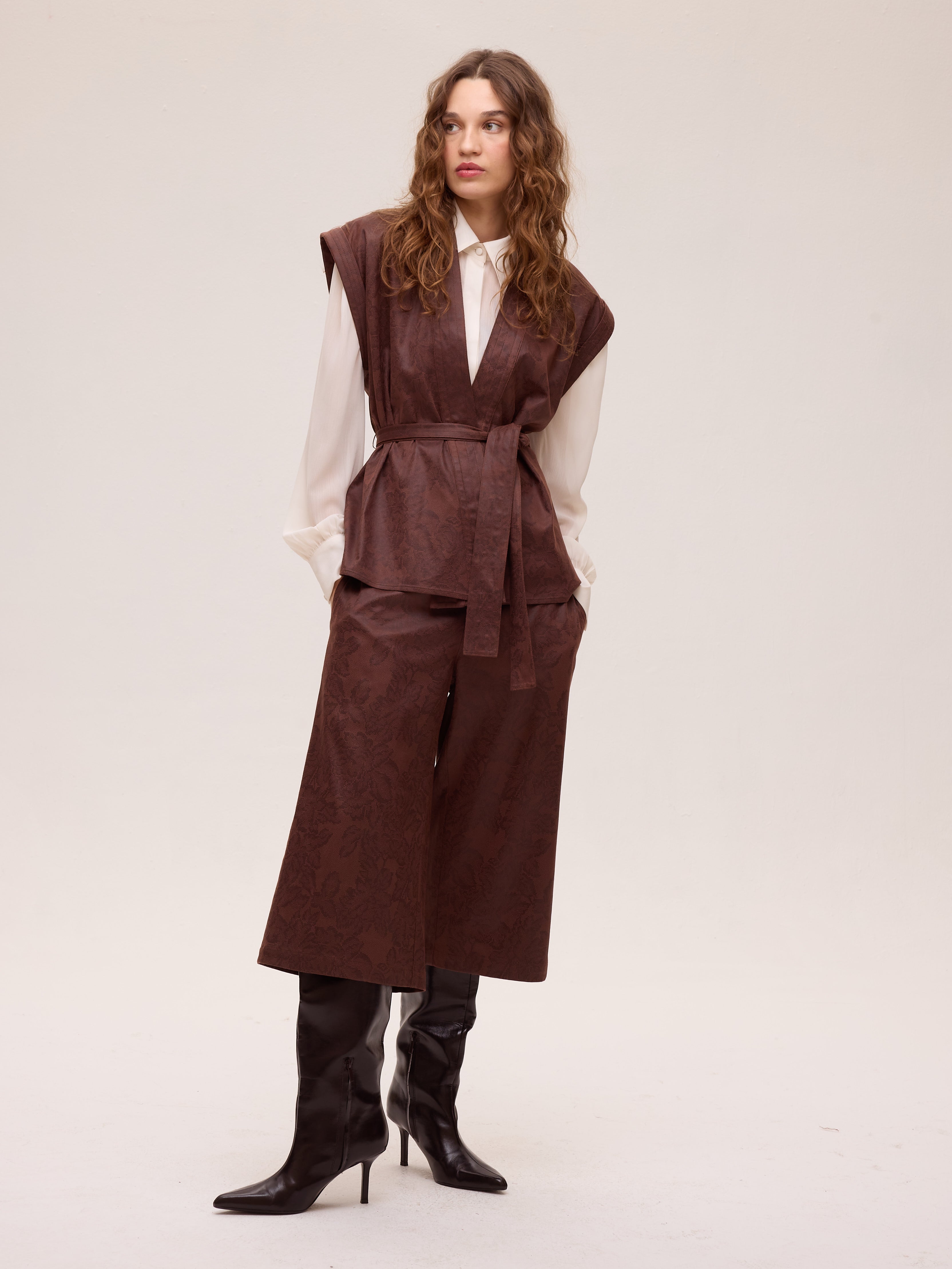 OAK BROWN VEST - Chaleco ecopiel estampado flores marrón