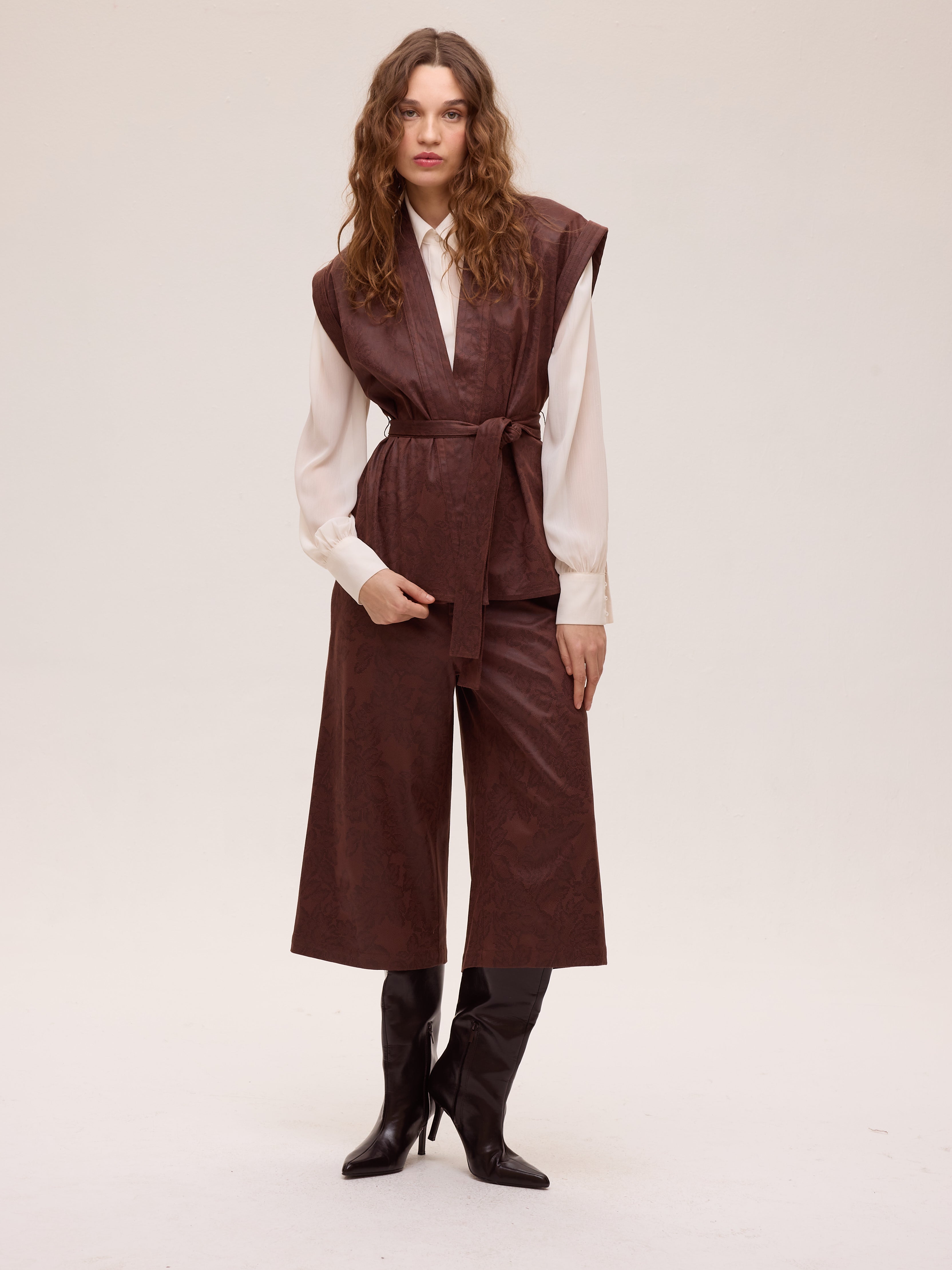 OAK BROWN PANT - Bermuda ecopiel estampado flores marrón