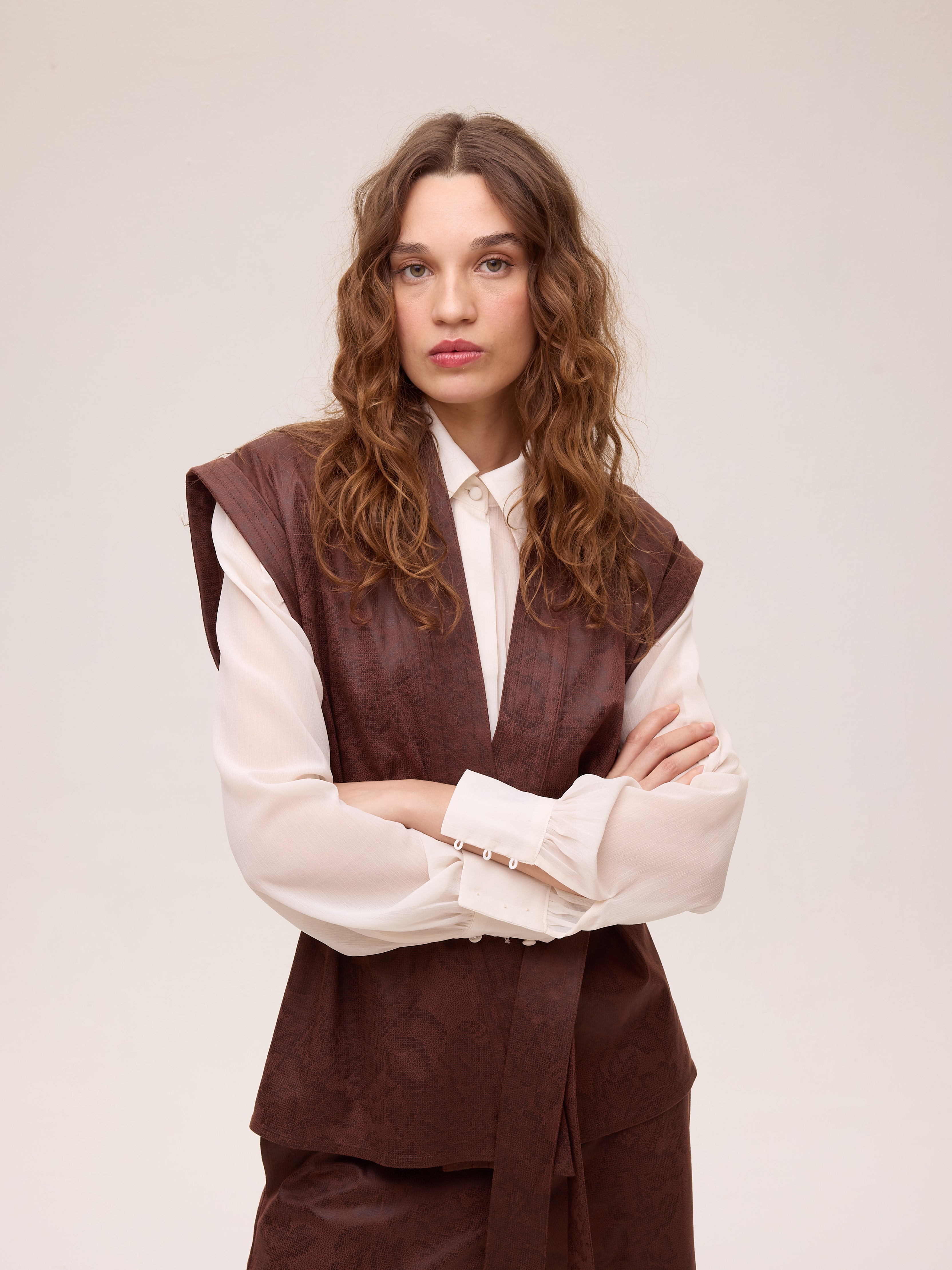 OAK BROWN VEST - Chaleco ecopiel estampado flores marrón