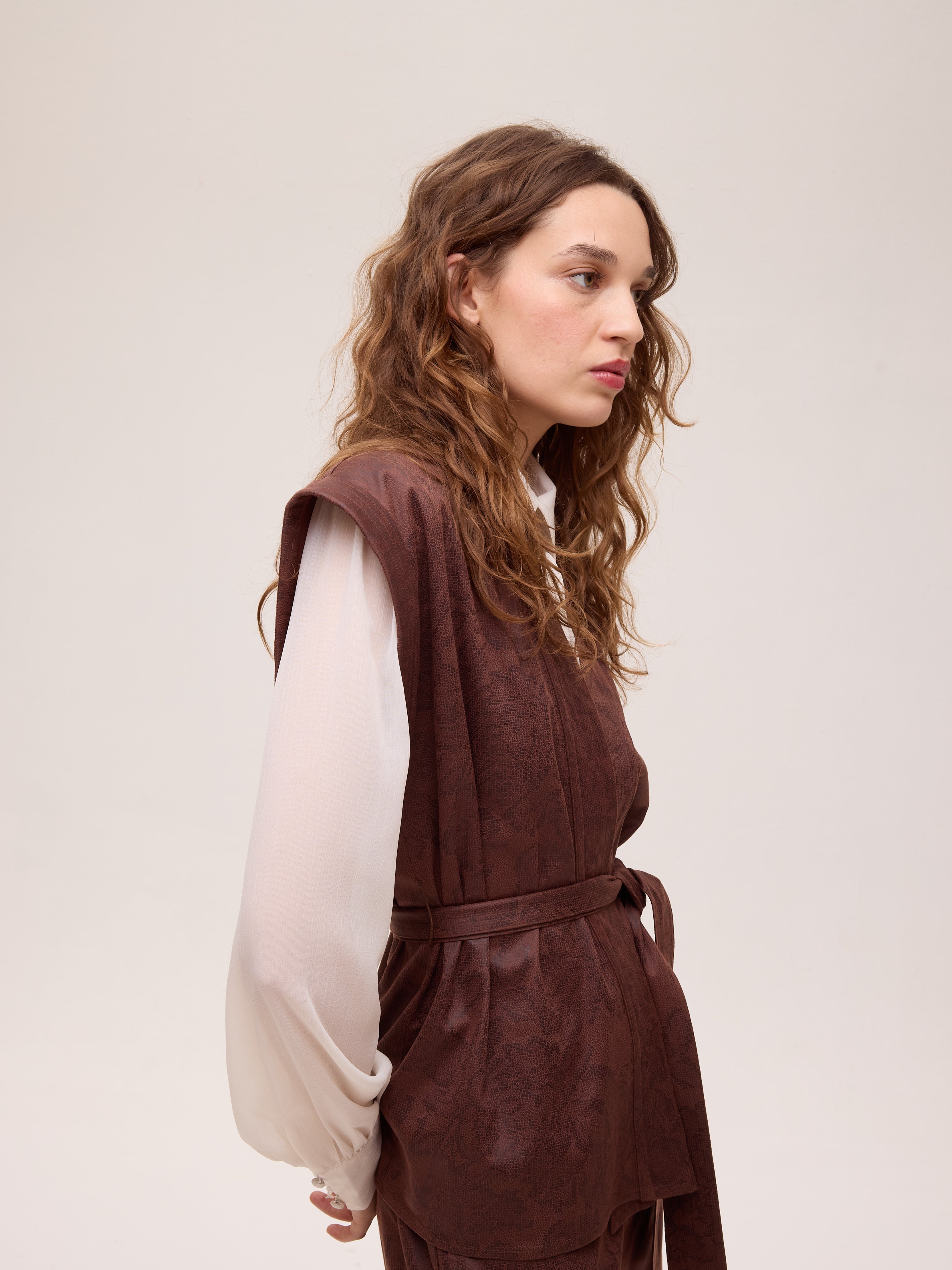 OAK BROWN VEST - Chaleco ecopiel estampado flores marrón