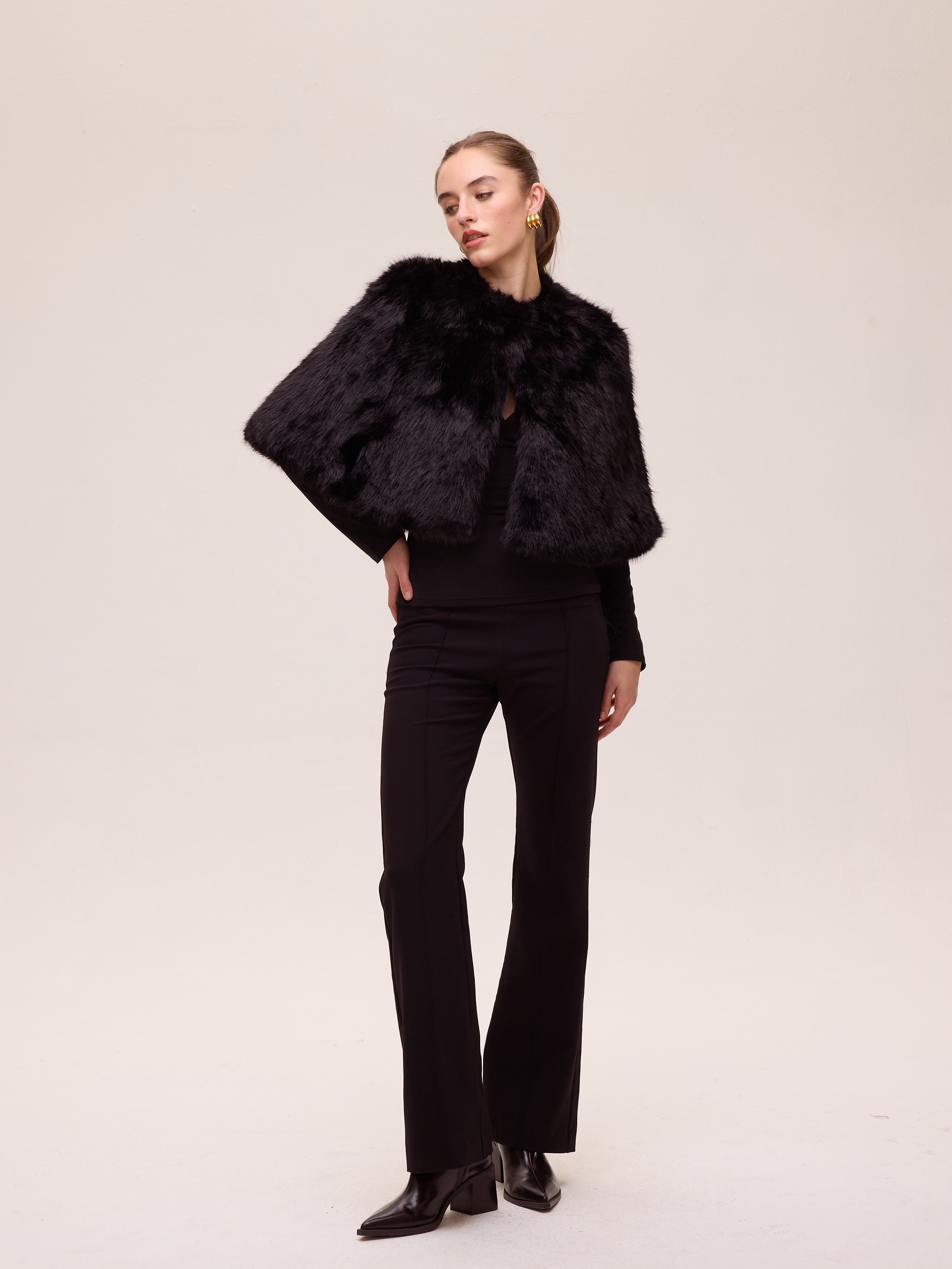 CINEMA - Capa corta pelo negro largo