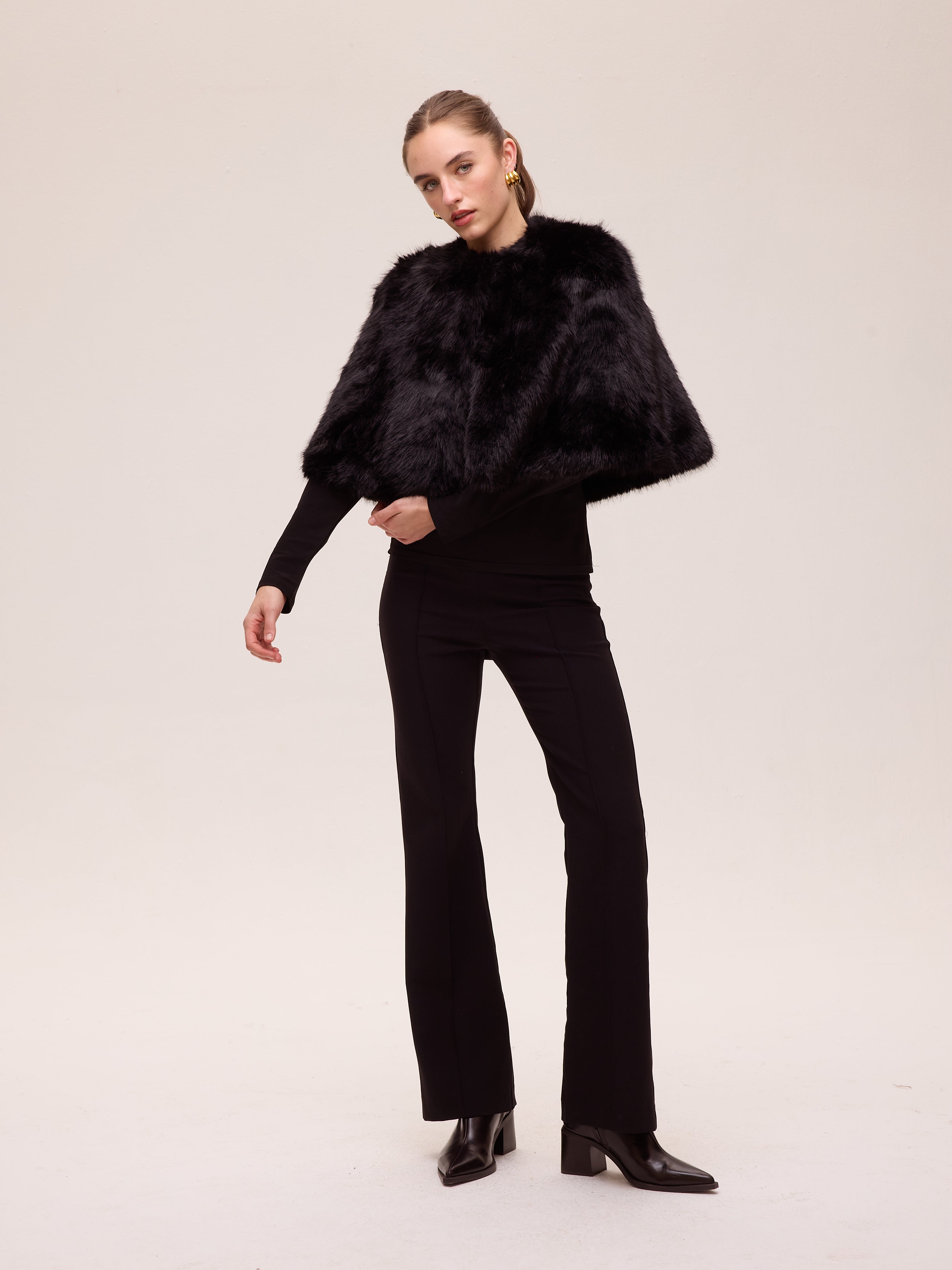 CINEMA - Capa corta pelo negro largo