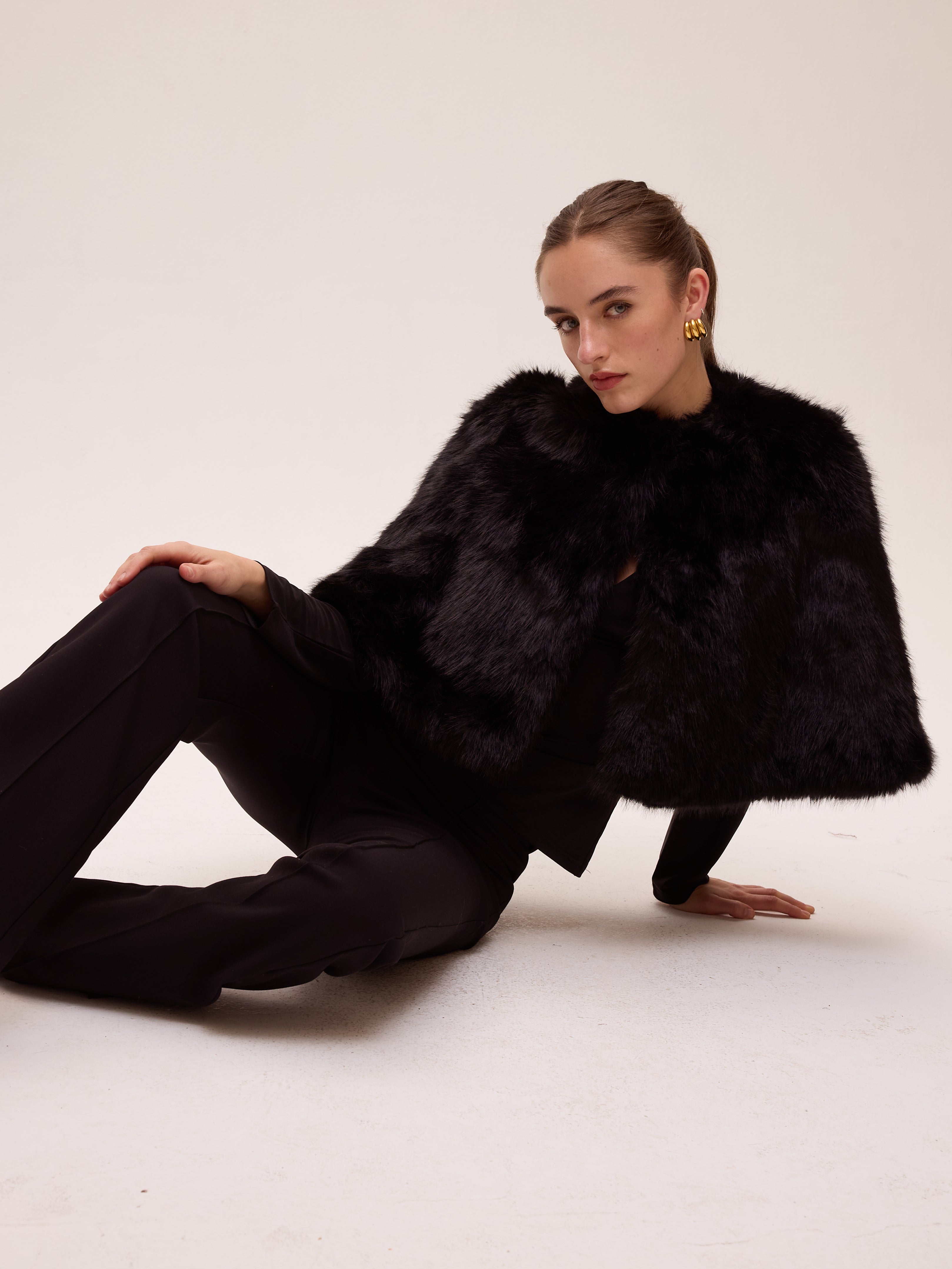 CINEMA - Capa corta pelo negro largo