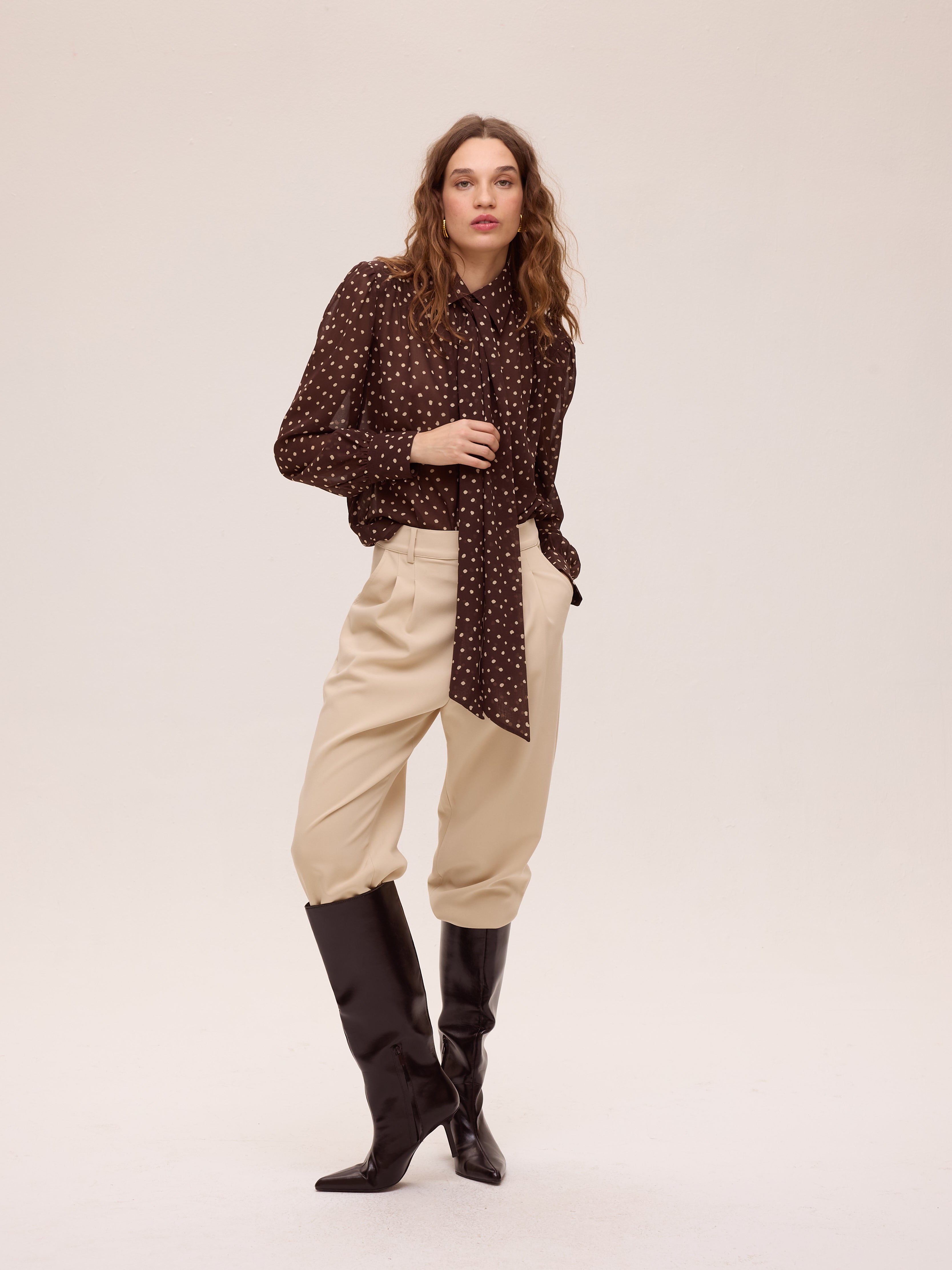 ALLURE DOTS - Camisa gasa dots color marrón