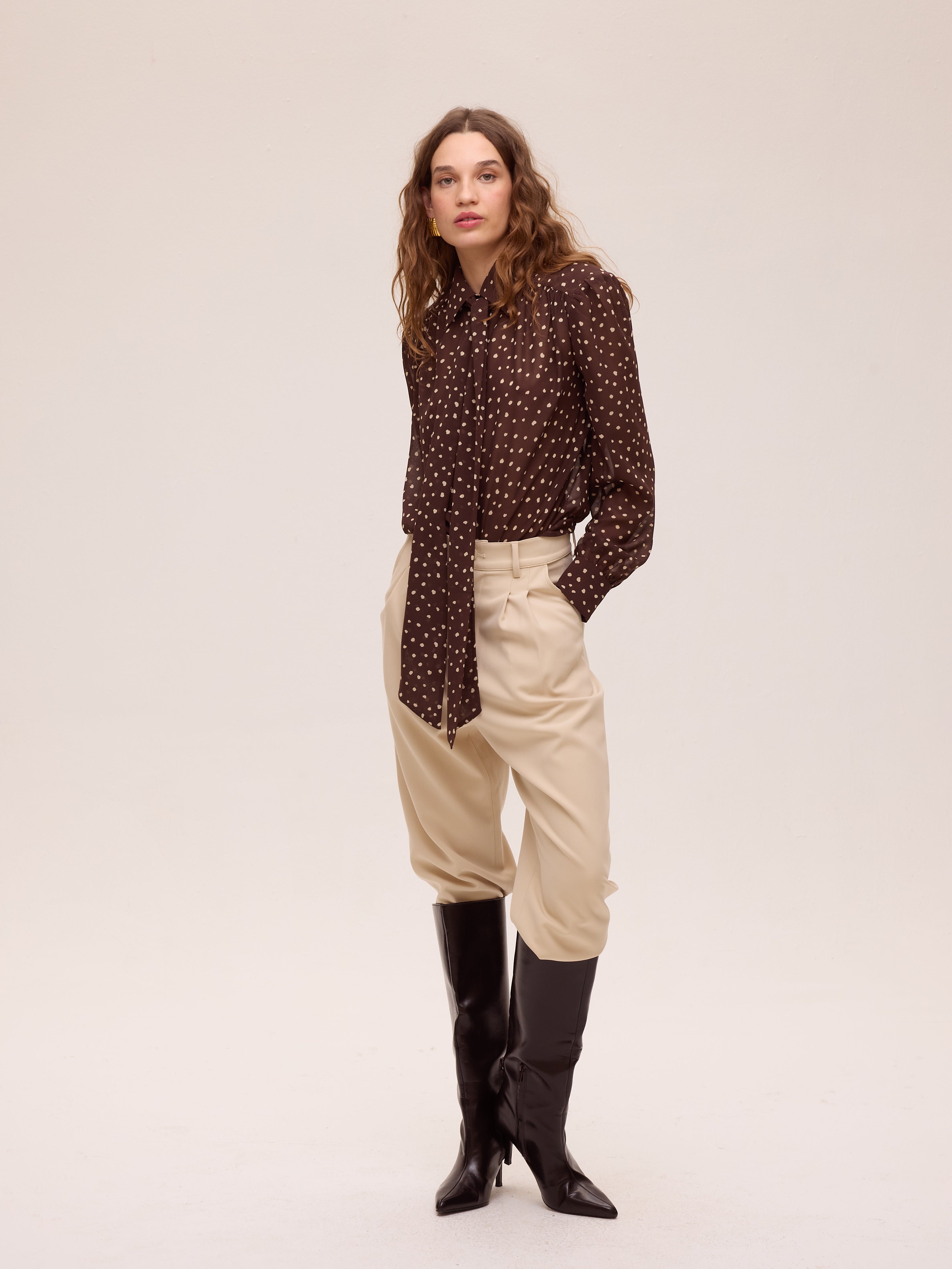 ALLURE DOTS - Camisa gasa dots color marrón