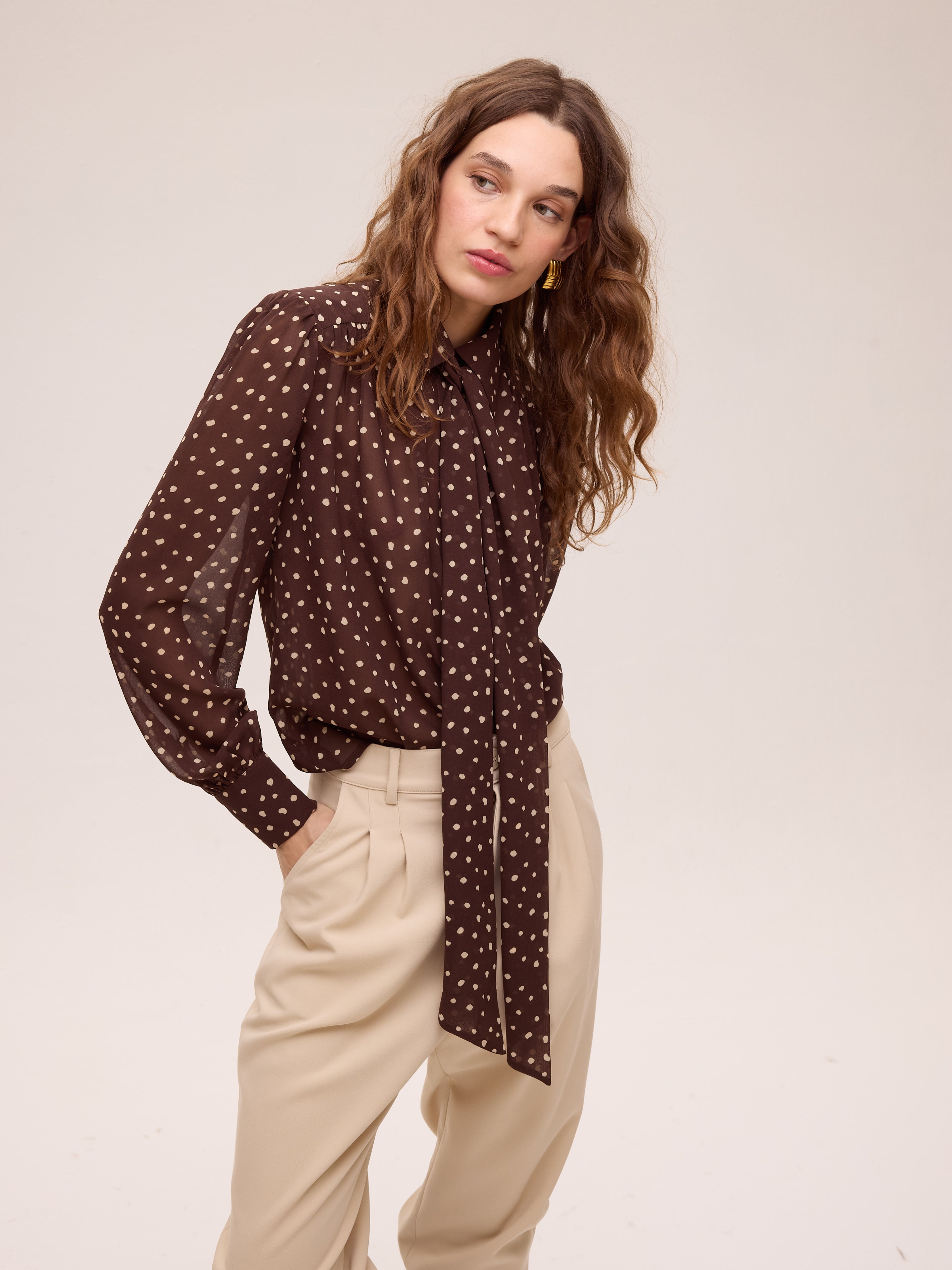 ALLURE DOTS - Camisa gasa dots color marrón
