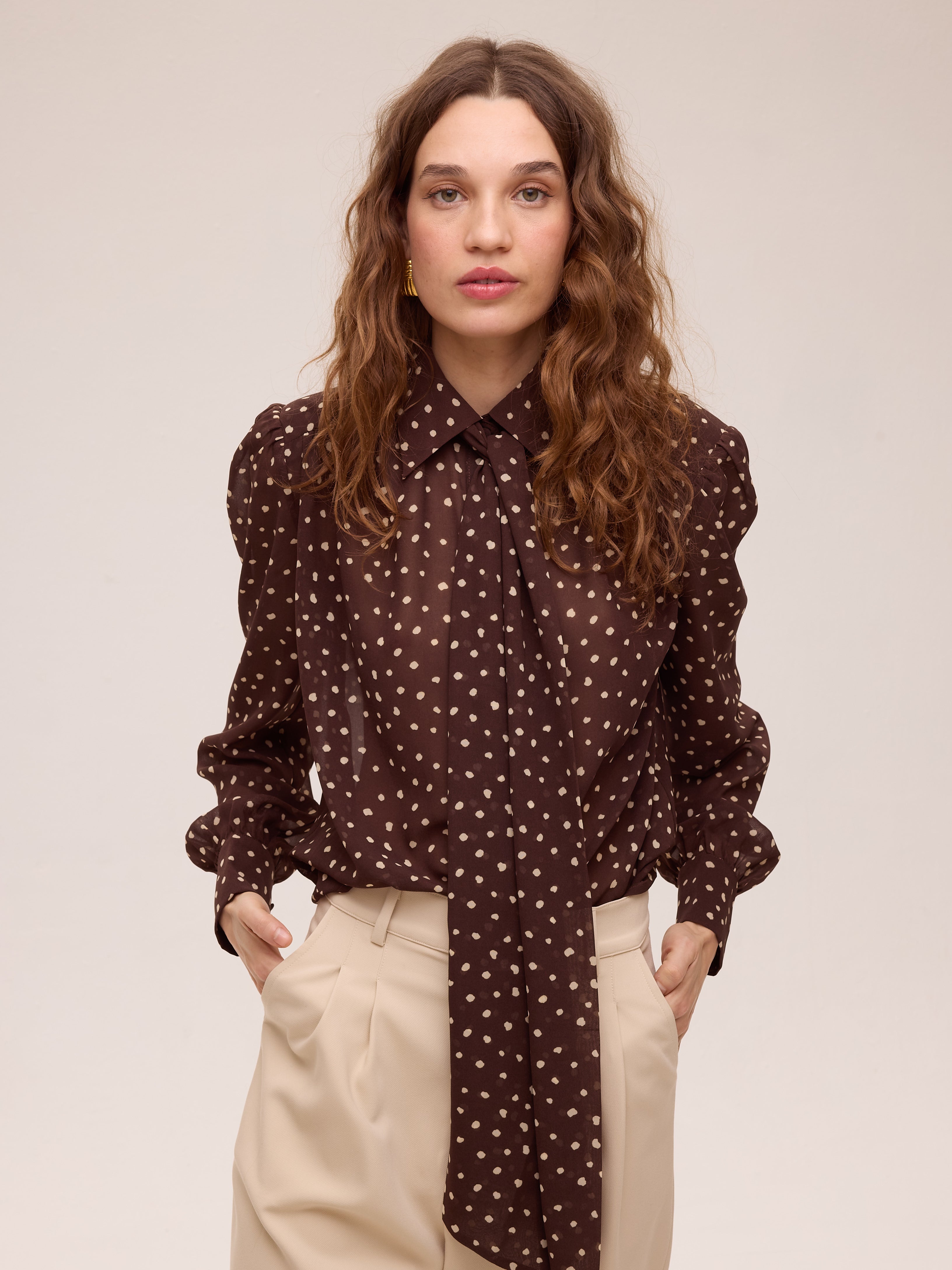 ALLURE DOTS - Camisa gasa dots color marrón