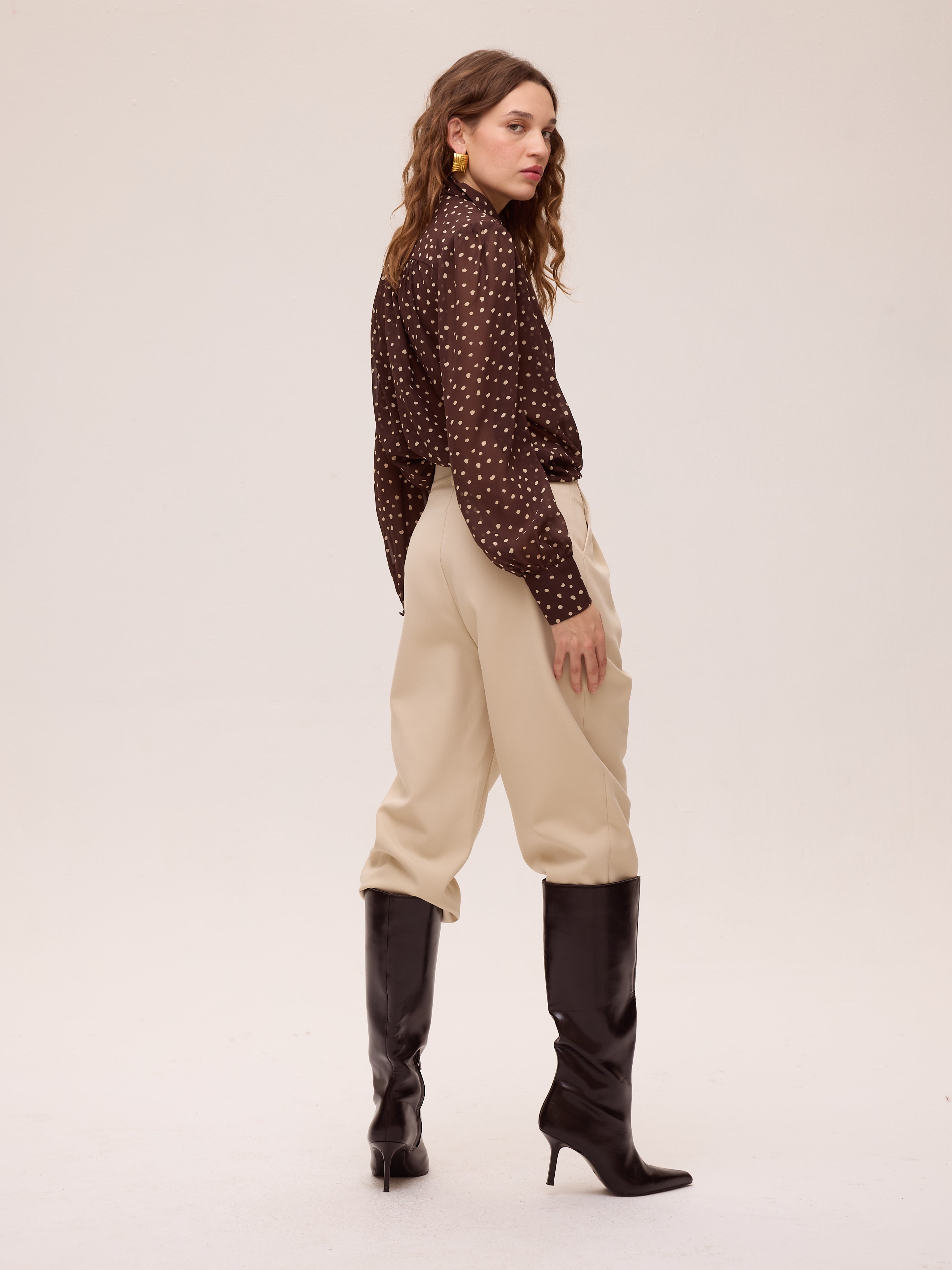 ALLURE DOTS - Camisa gasa dots color marrón