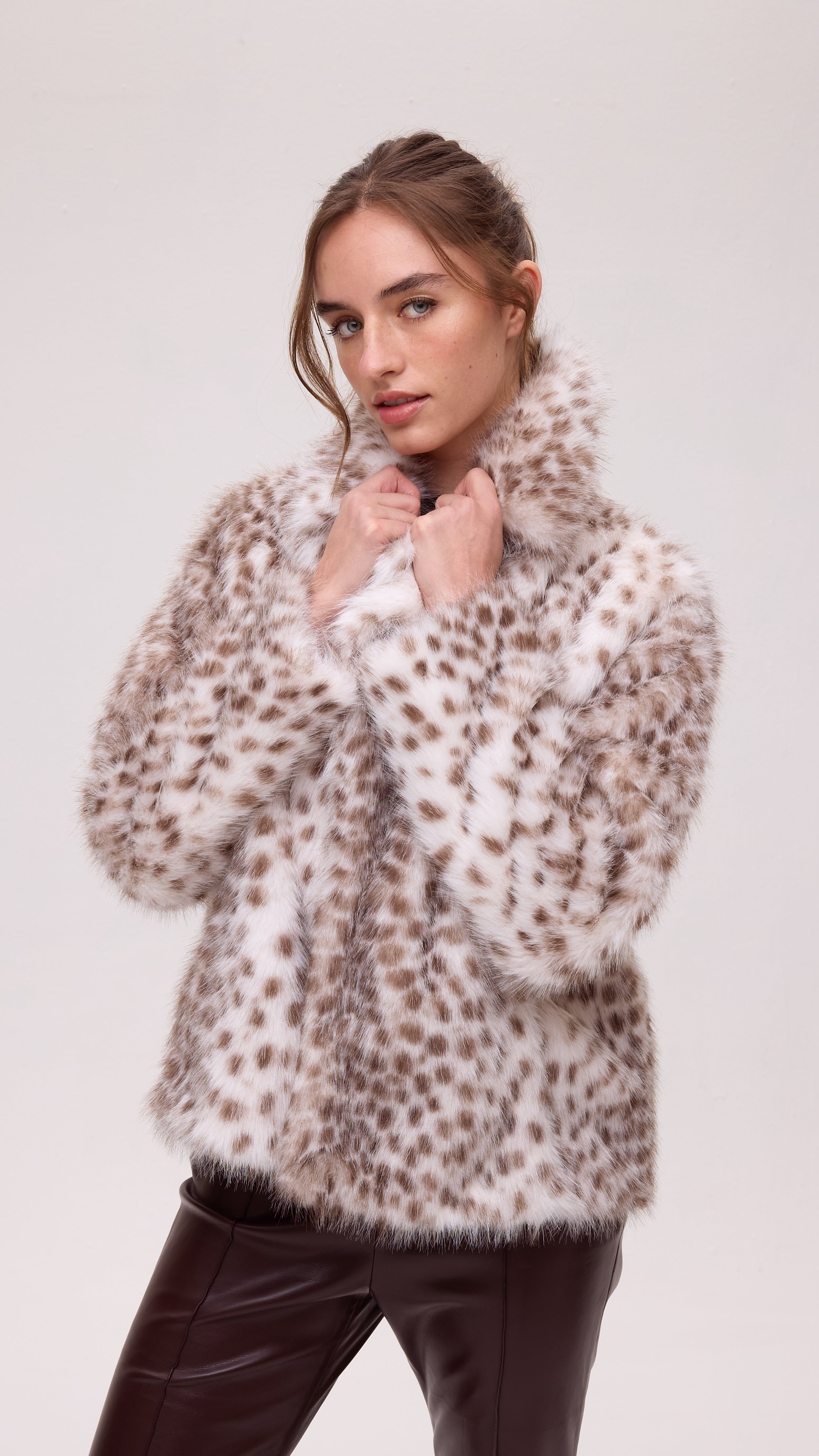 FREEWAY DOTS - Abrigo corto faux fur - Manchas