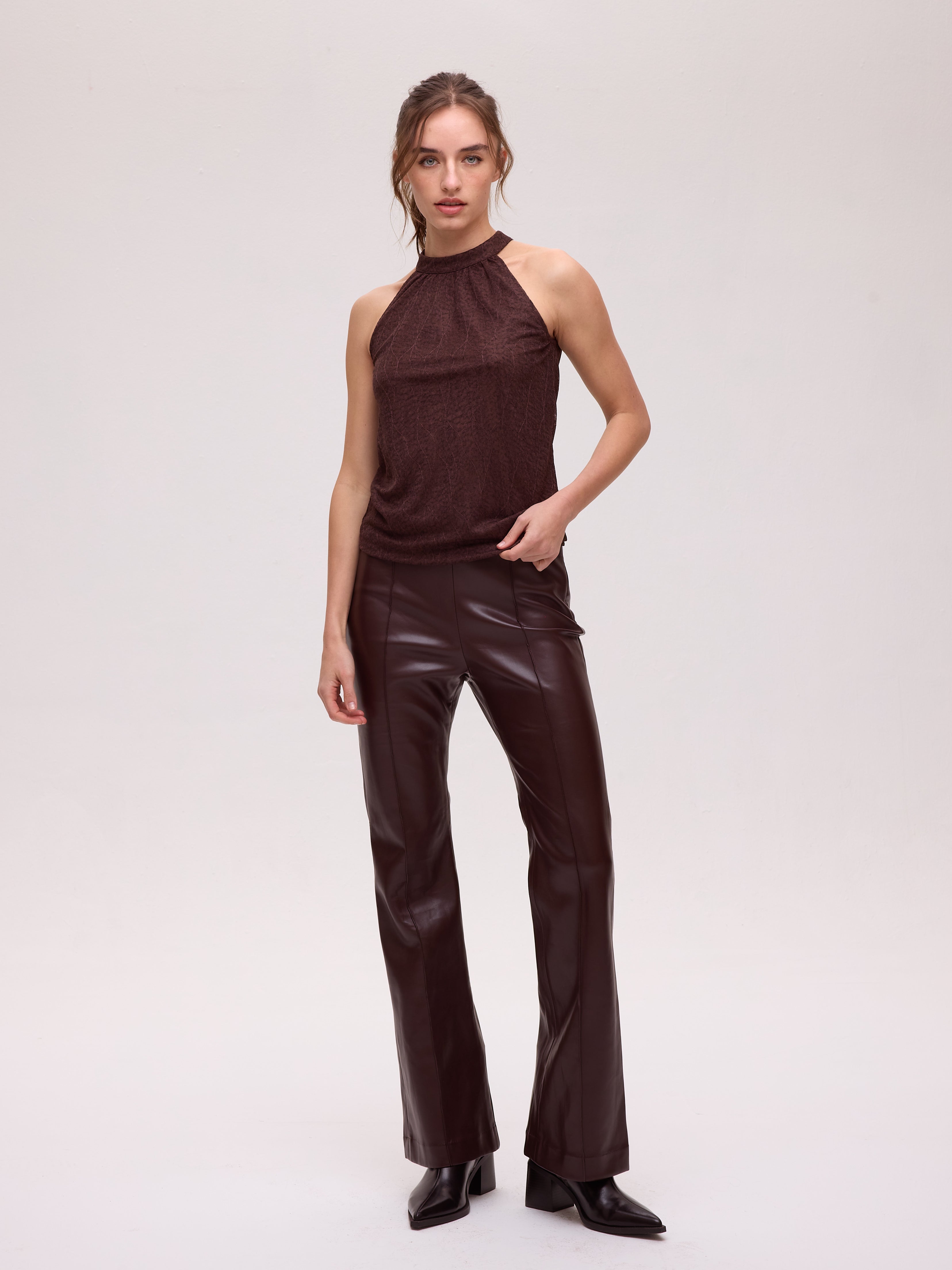 VIENTO GRANA PANT - Flare trousers in garnet faux leather