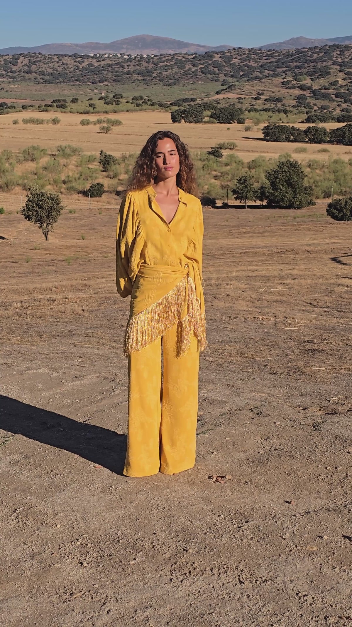 MANTON YELLOW - Pañuelo amarillo con flecos