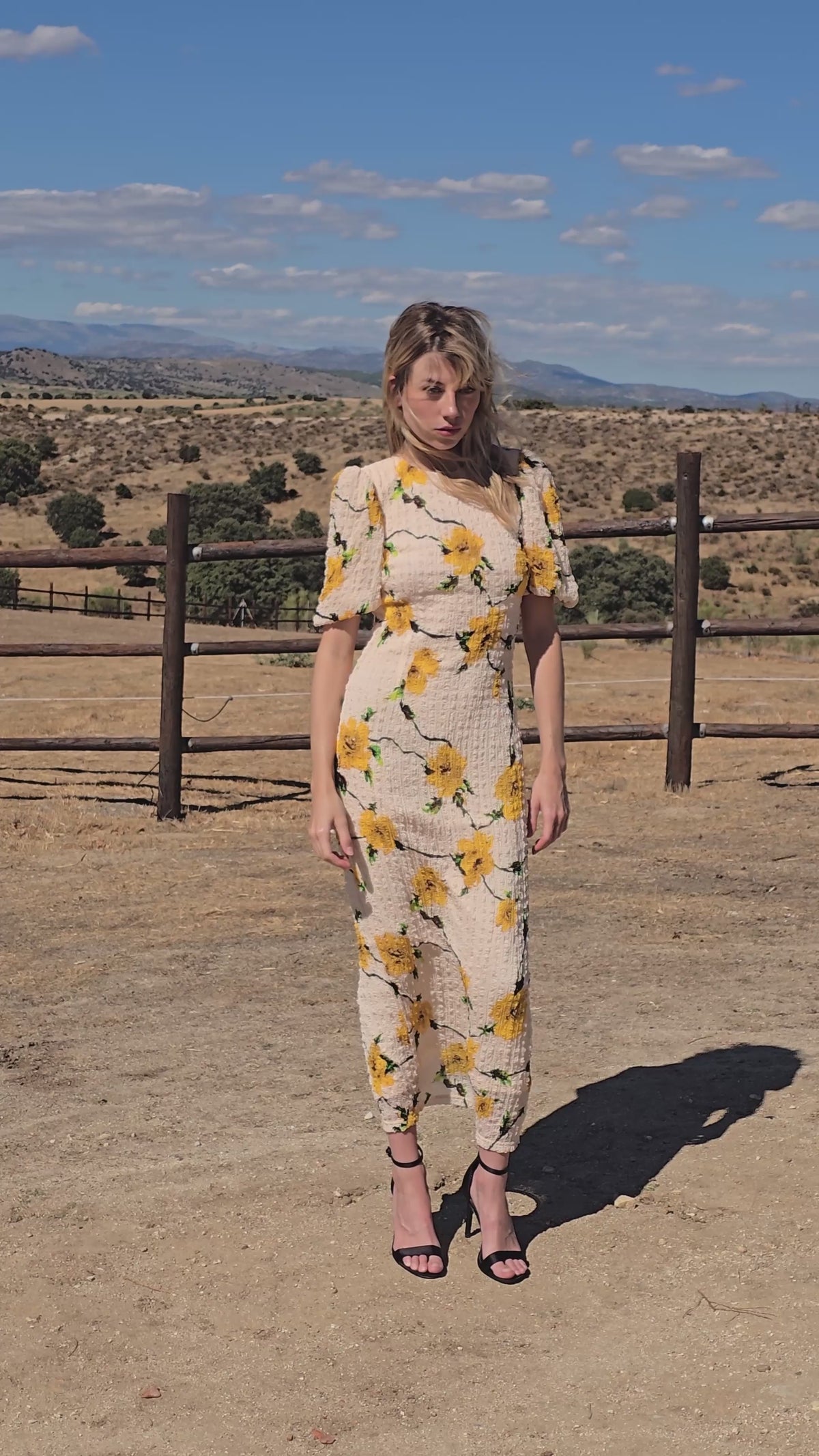 NICOLETTA - Vestido midi manga abullonada tejido arrugado floral