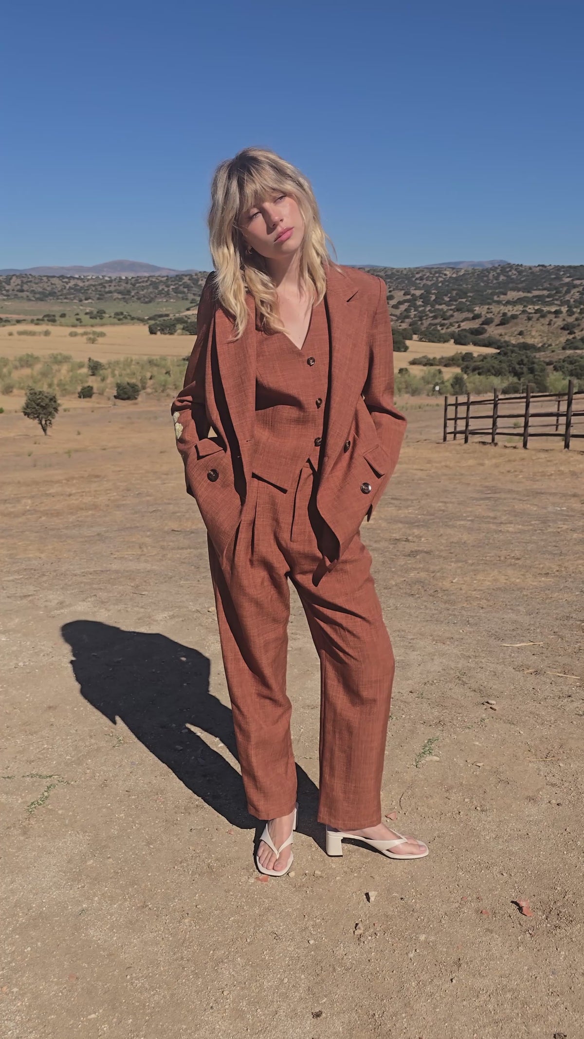 GAIA JACKET - Americana traje efecto lino bordado claveles