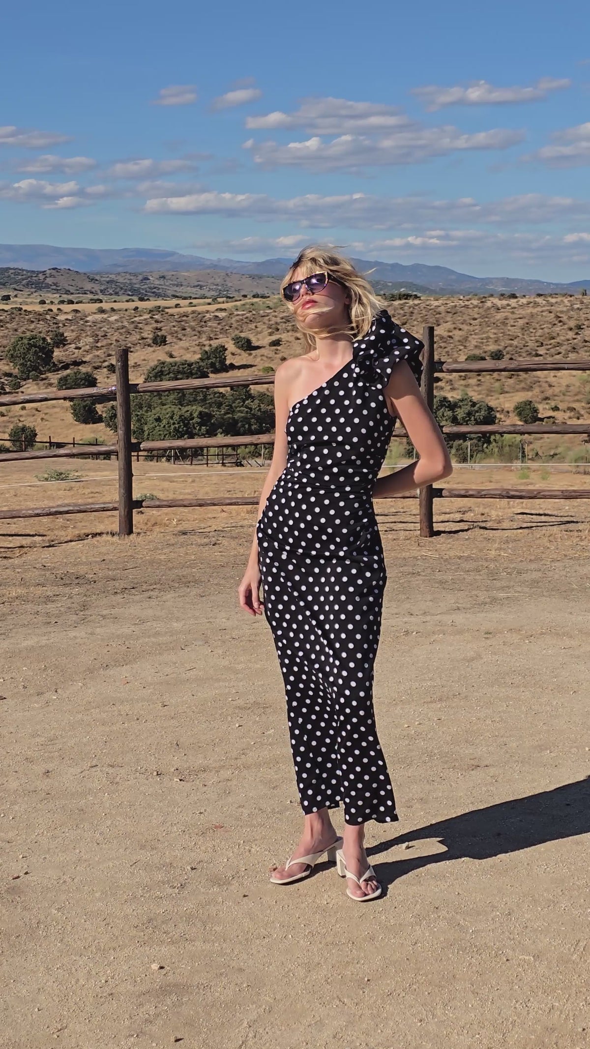 VALENTINA DOTS - Vestido asimétrico lunares detalle hombro