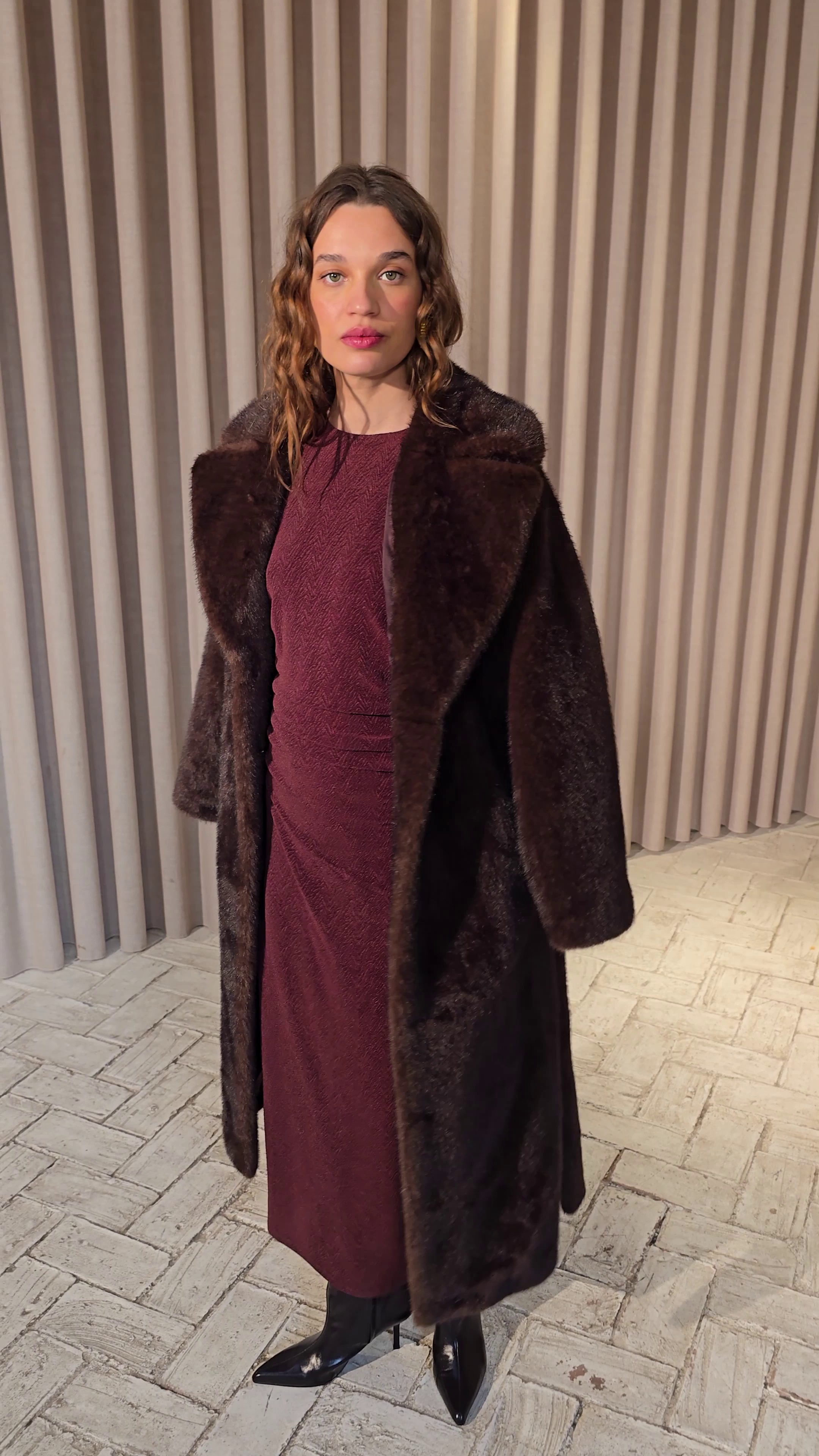 WHISPER BROWN - Vestido punto marrón corte en la cadera