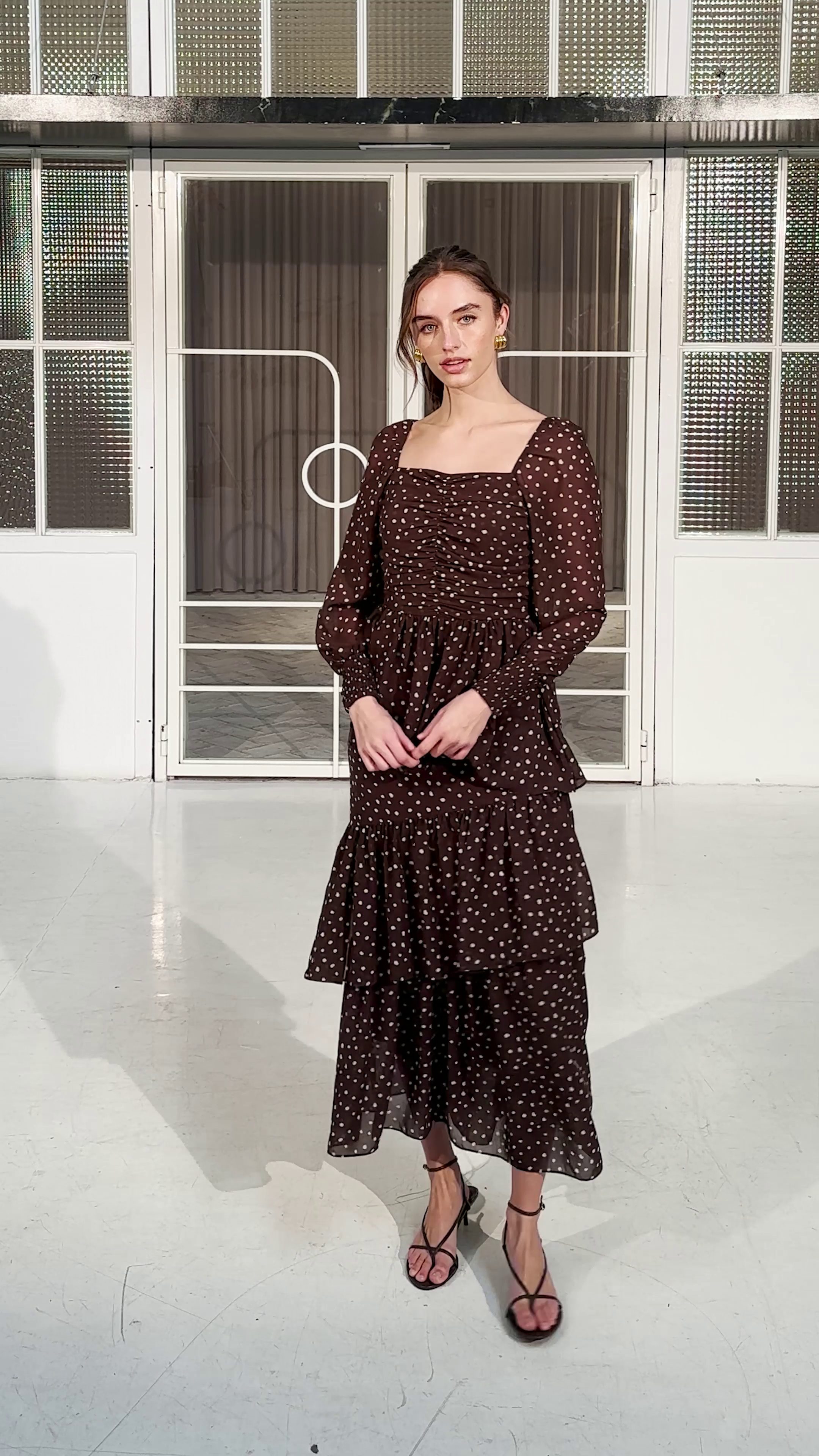 LUCE DOTS - Vestido de volantes lunares marrón