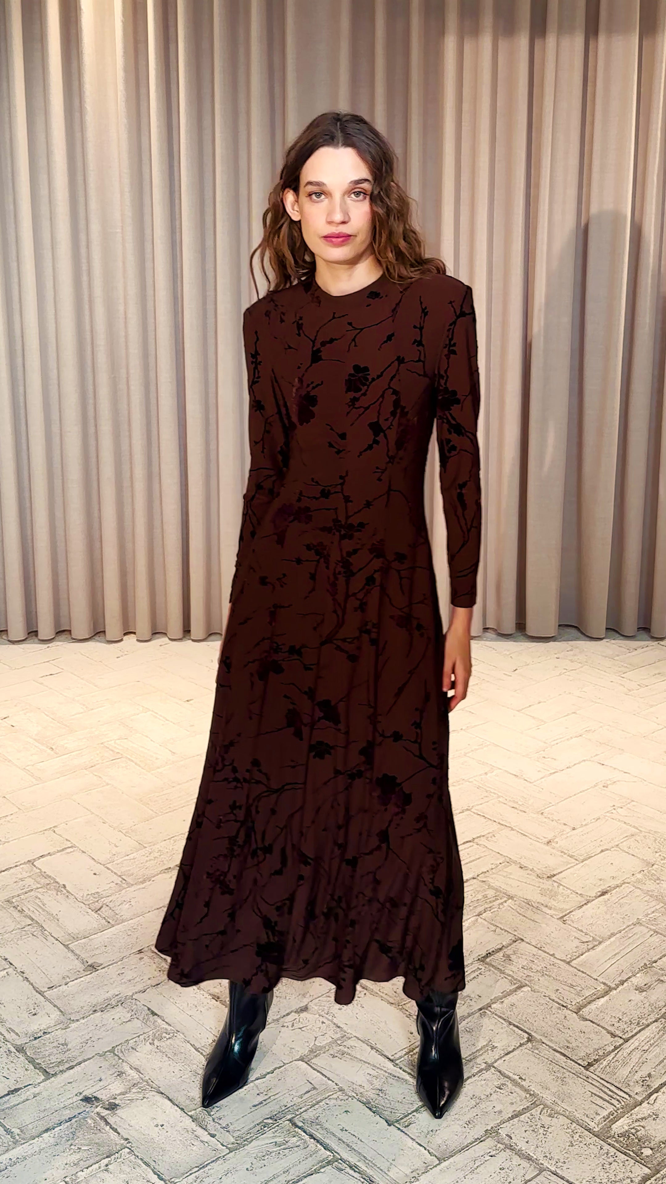 NUIT BROWN - Vestido marrón flores de terciopelo