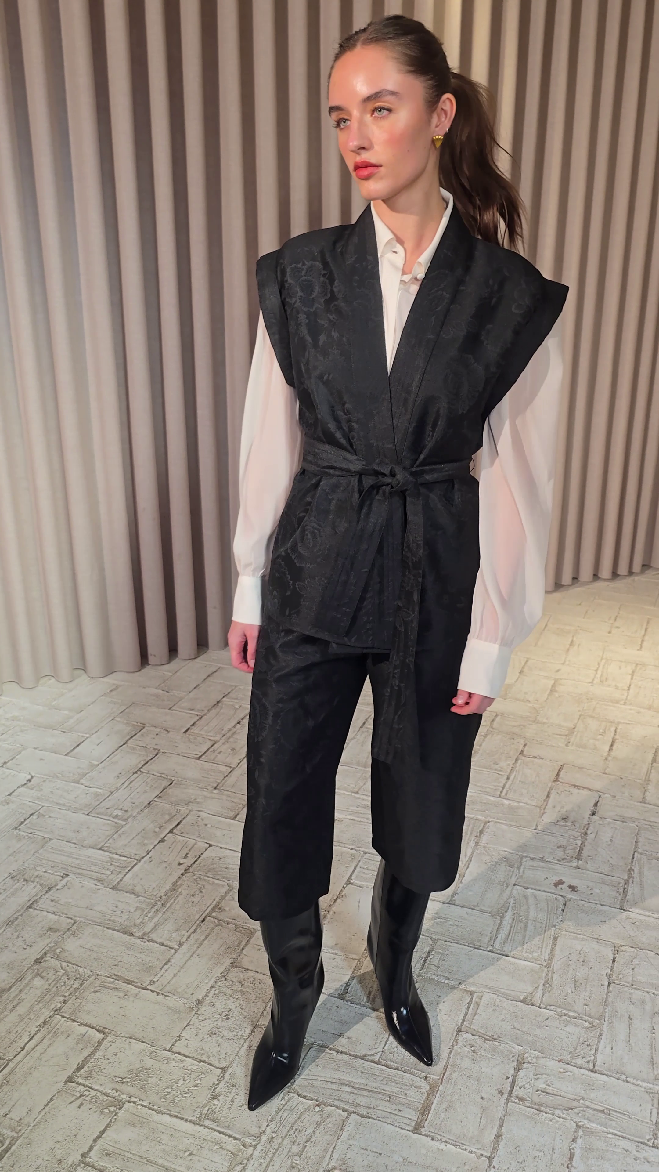 OAK BLACK VEST - Chaleco damasco bordado flores negro