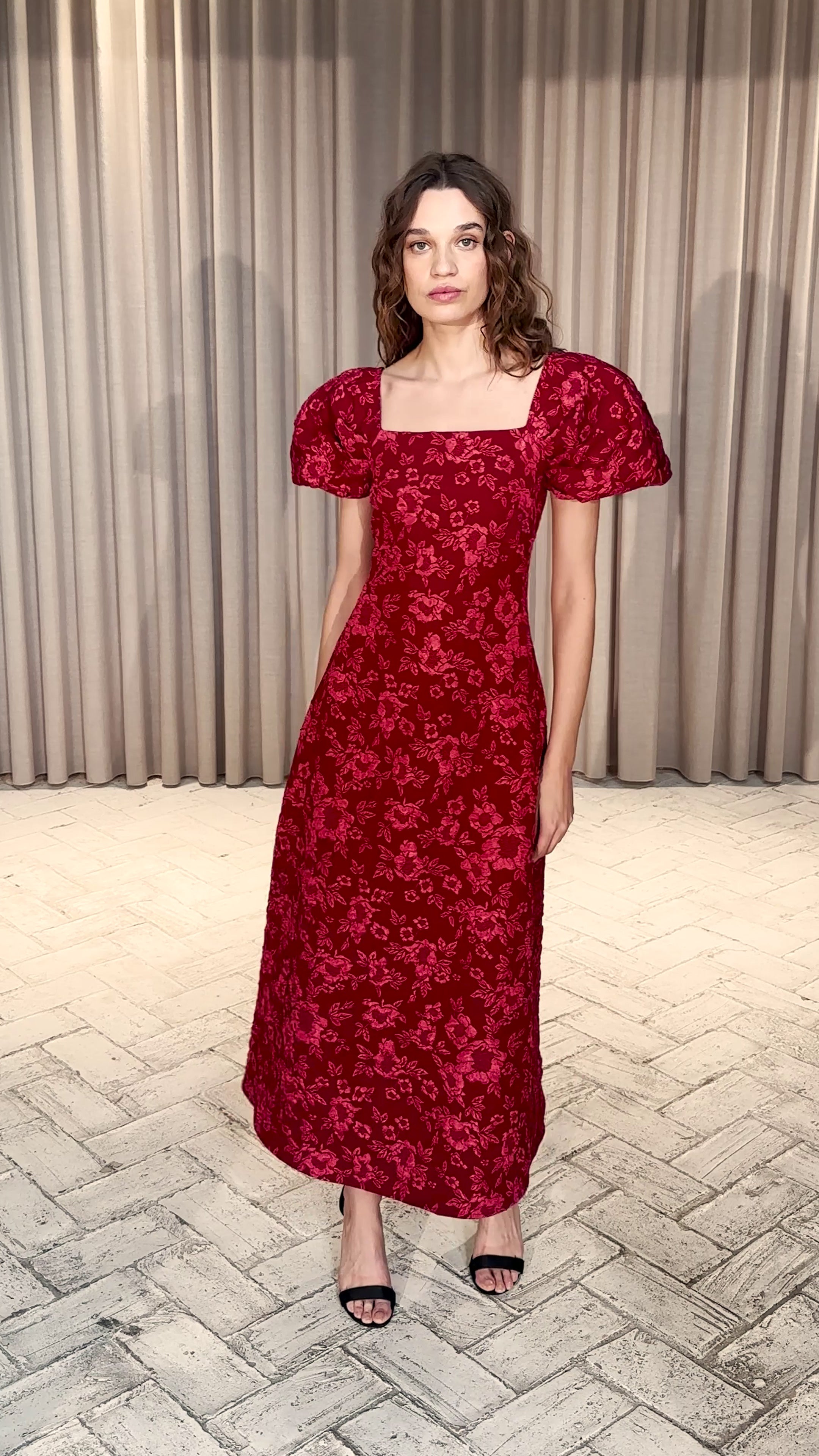 STELLA - Vestido brocado floral rojo evasé