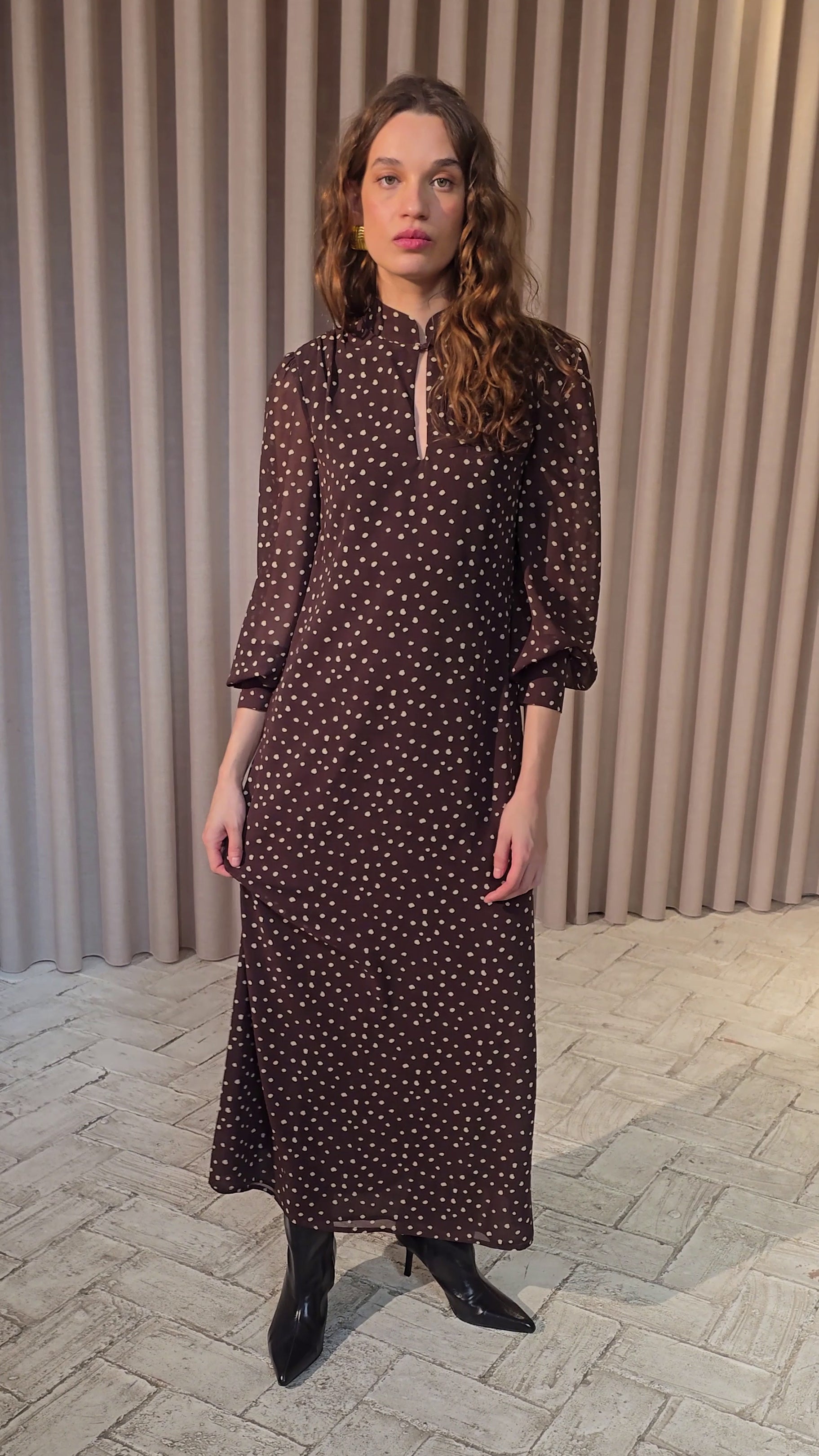 SUMMIT BROWN - Vestido amplio gasa lunares marrón