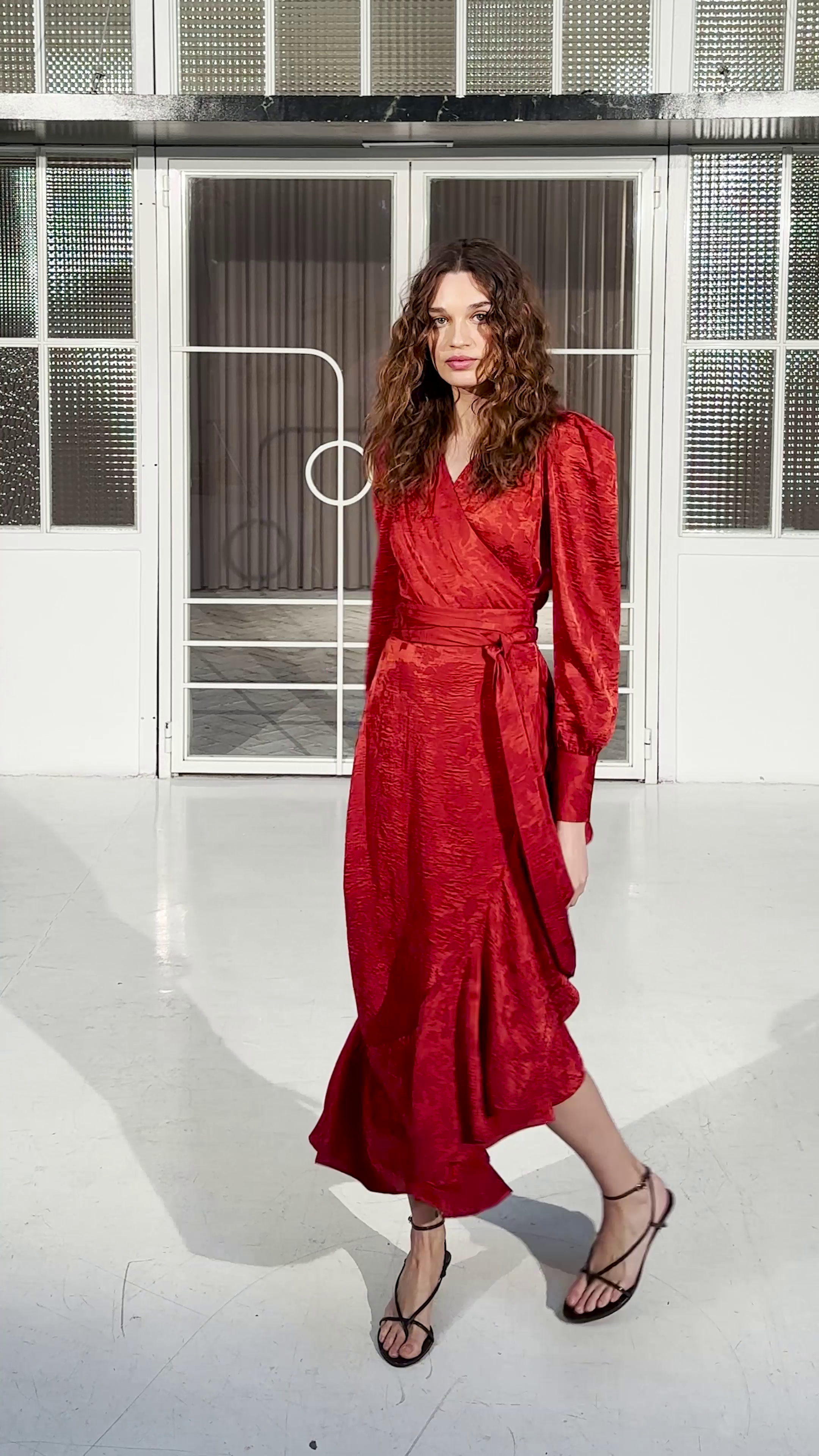 NOCTE - Vestido wrap jaquard floral volantes