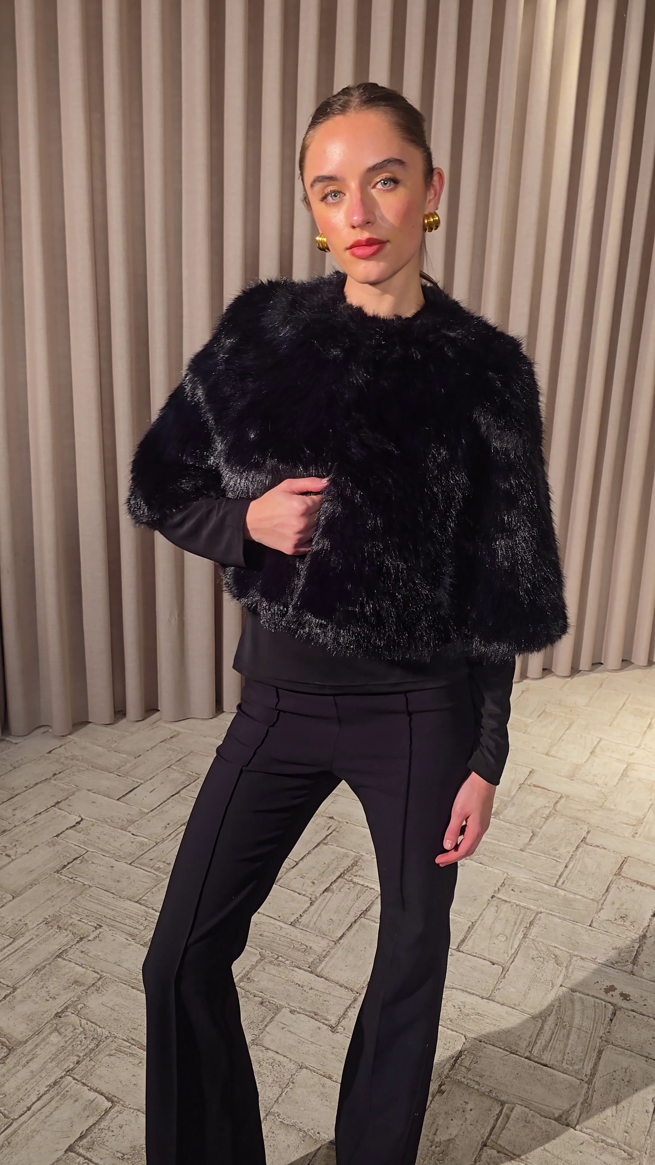 CINEMA - Capa corta pelo negro largo