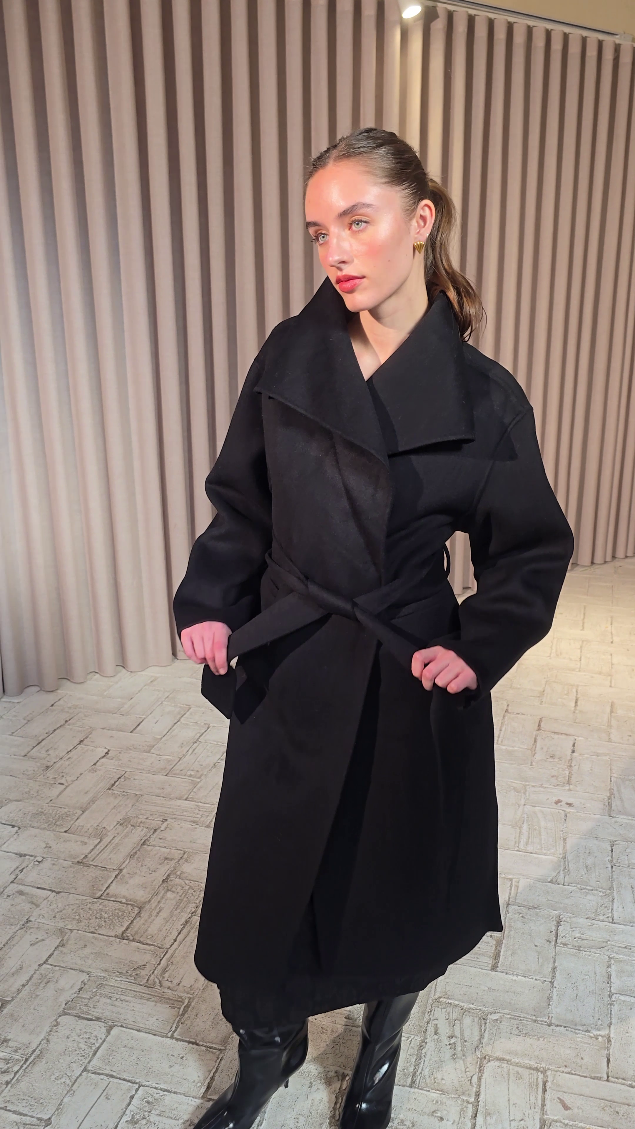 FROST BLACK - Vestido damasco rosas negro