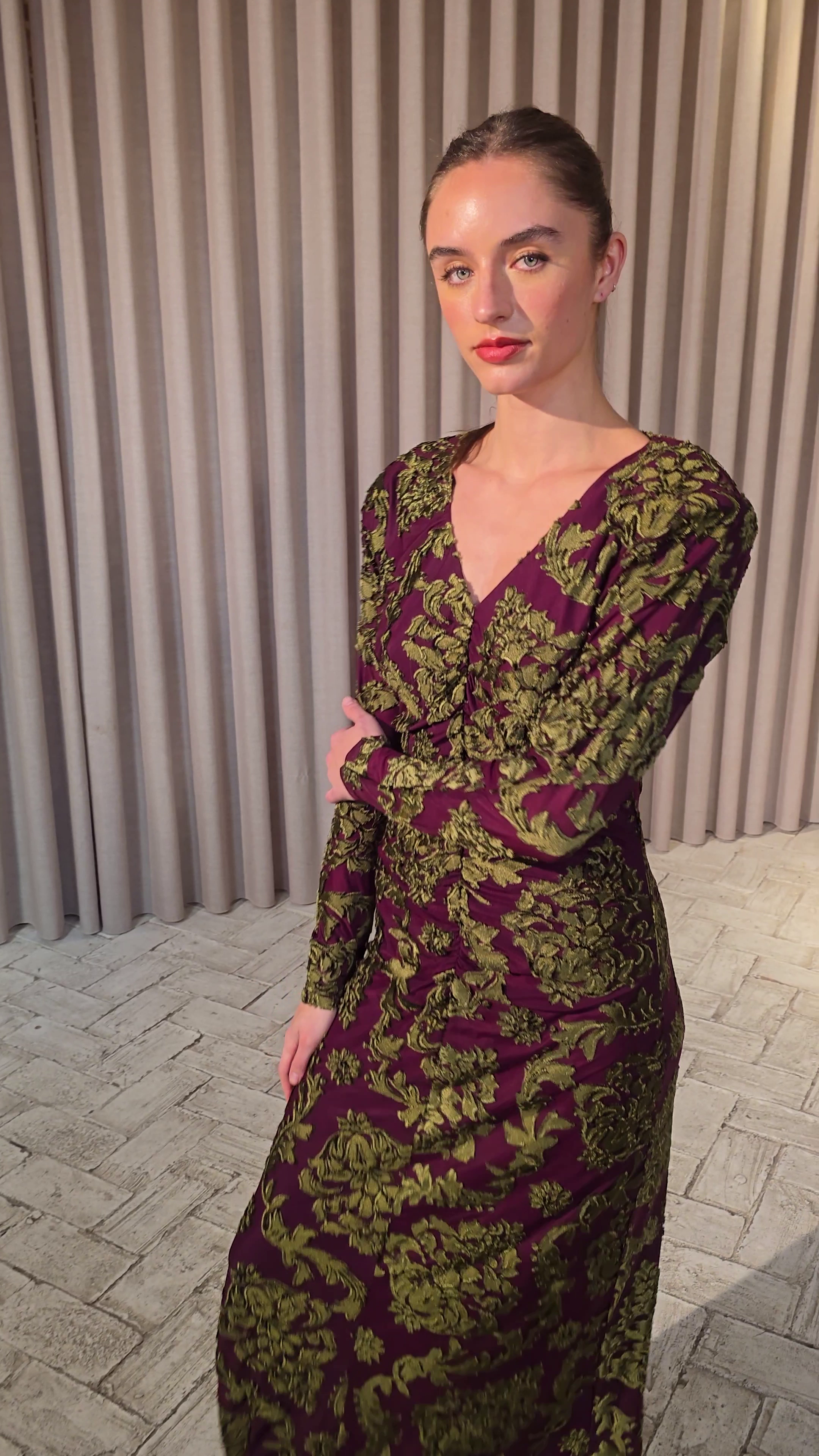 CRISTAL VELVET - Vestido escote pico terciopelo devoré