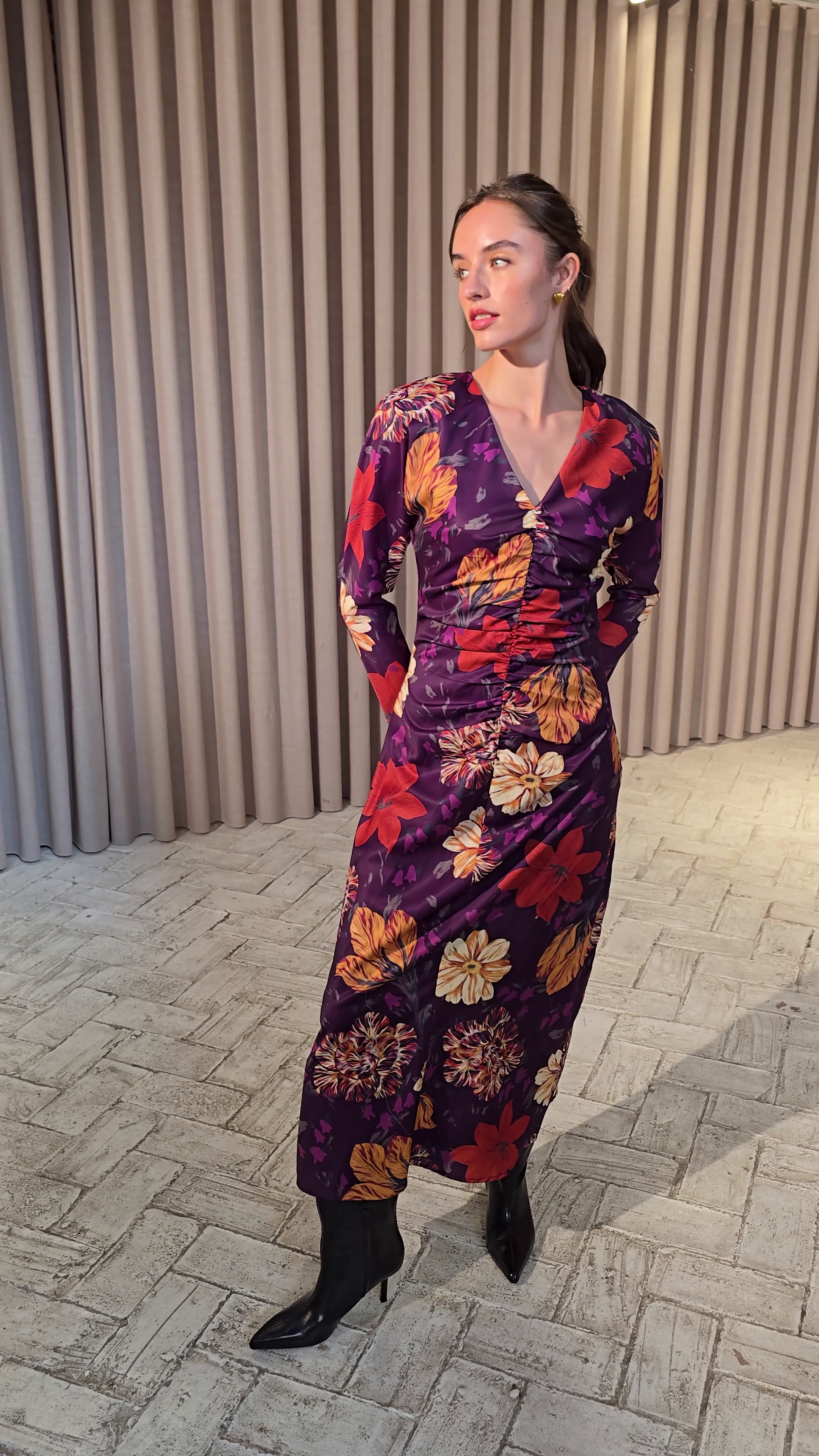 CRISTAL FLOWERS - Vestido escote pico print floral