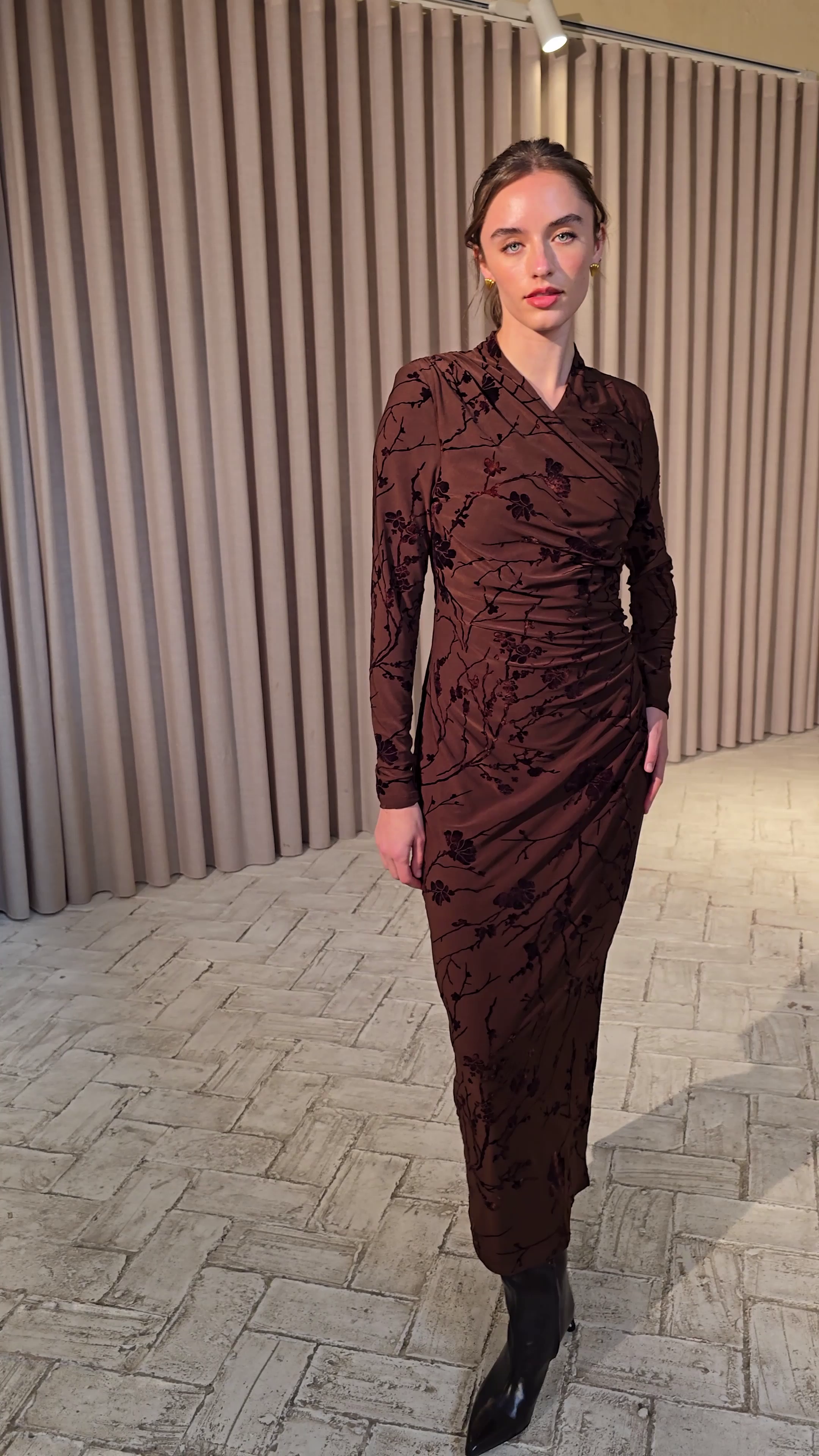 GLAZE BROWN - Vestido midi cuello cruzado flocado marrón