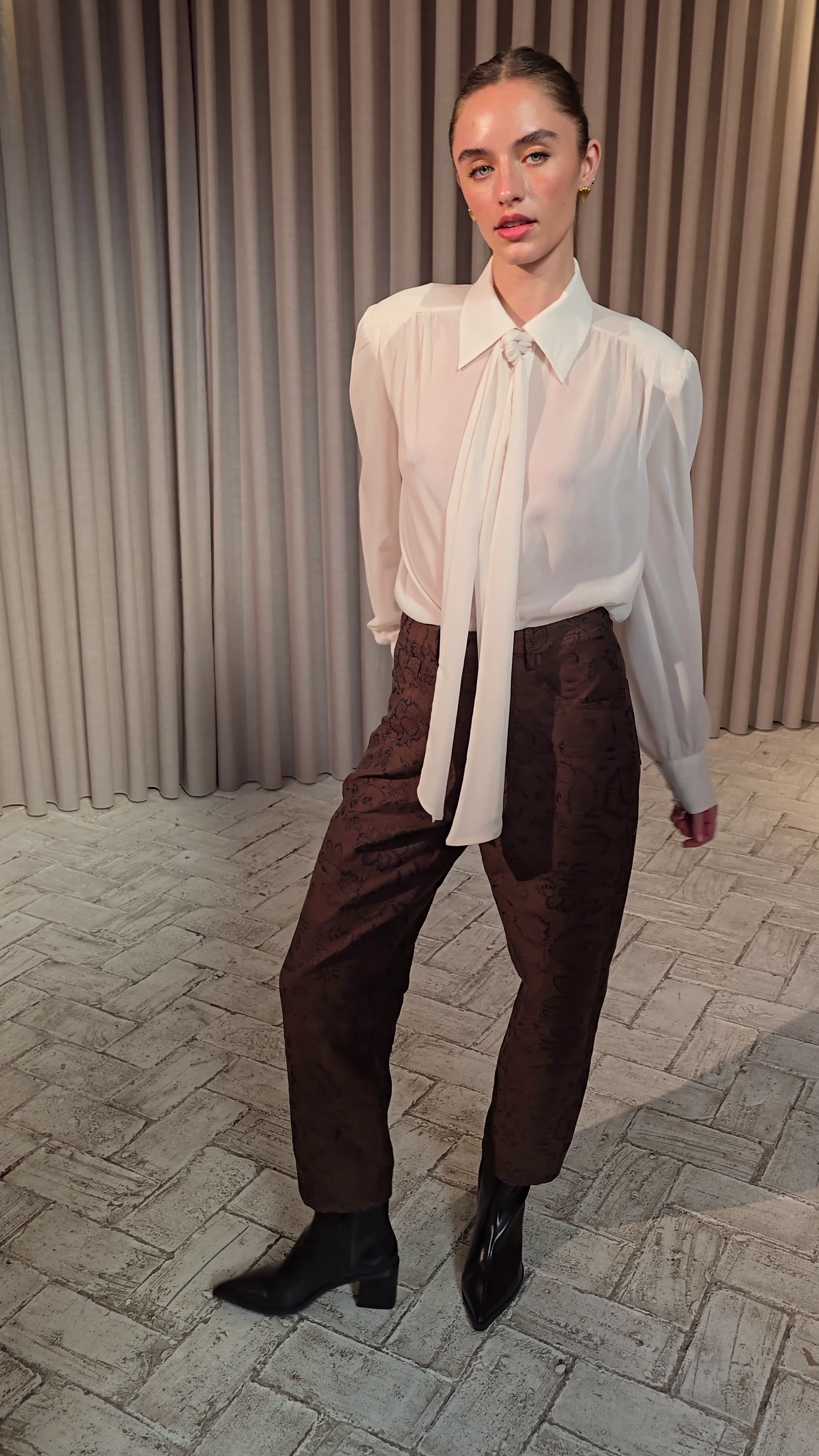 GLOOM BROWN - Pantalón barrel damasco bordado flores