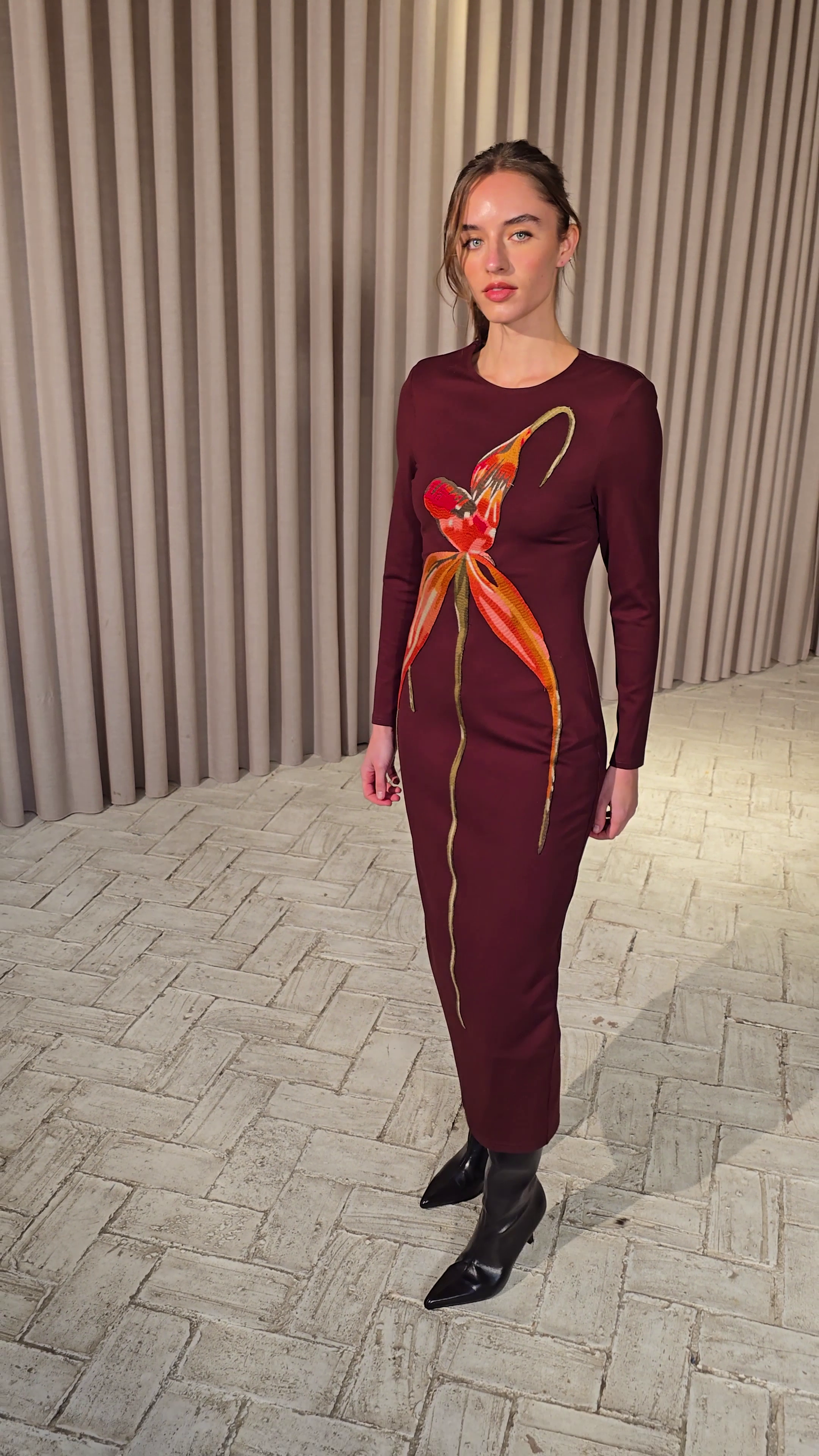 SIROCCO - Vestido bordado maxi flor  marrón